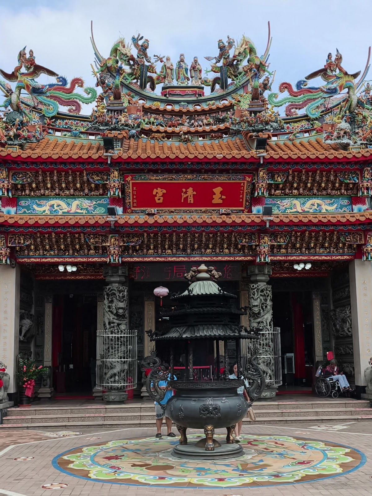 苗栗玉清宮廟門側拍，香爐與廟埕磁磚拼花
