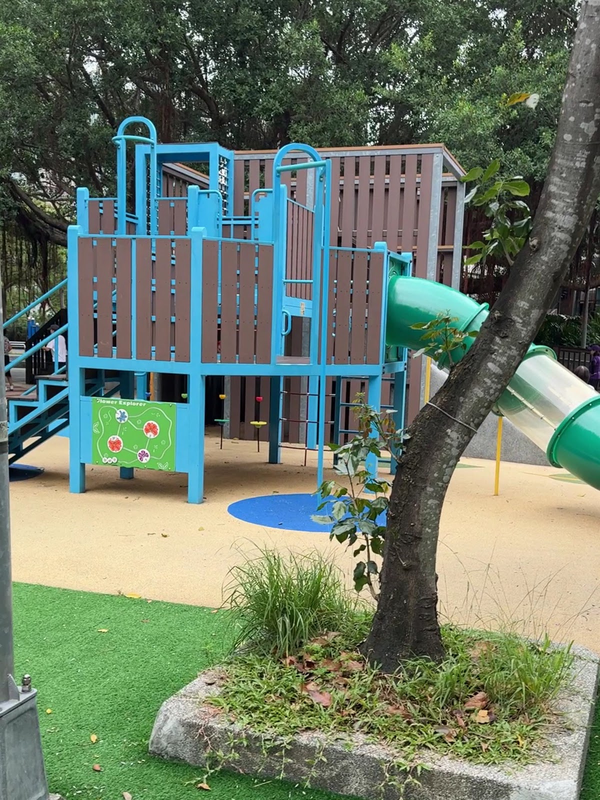 明水公園共融遊戲場藍色攀爬設施
