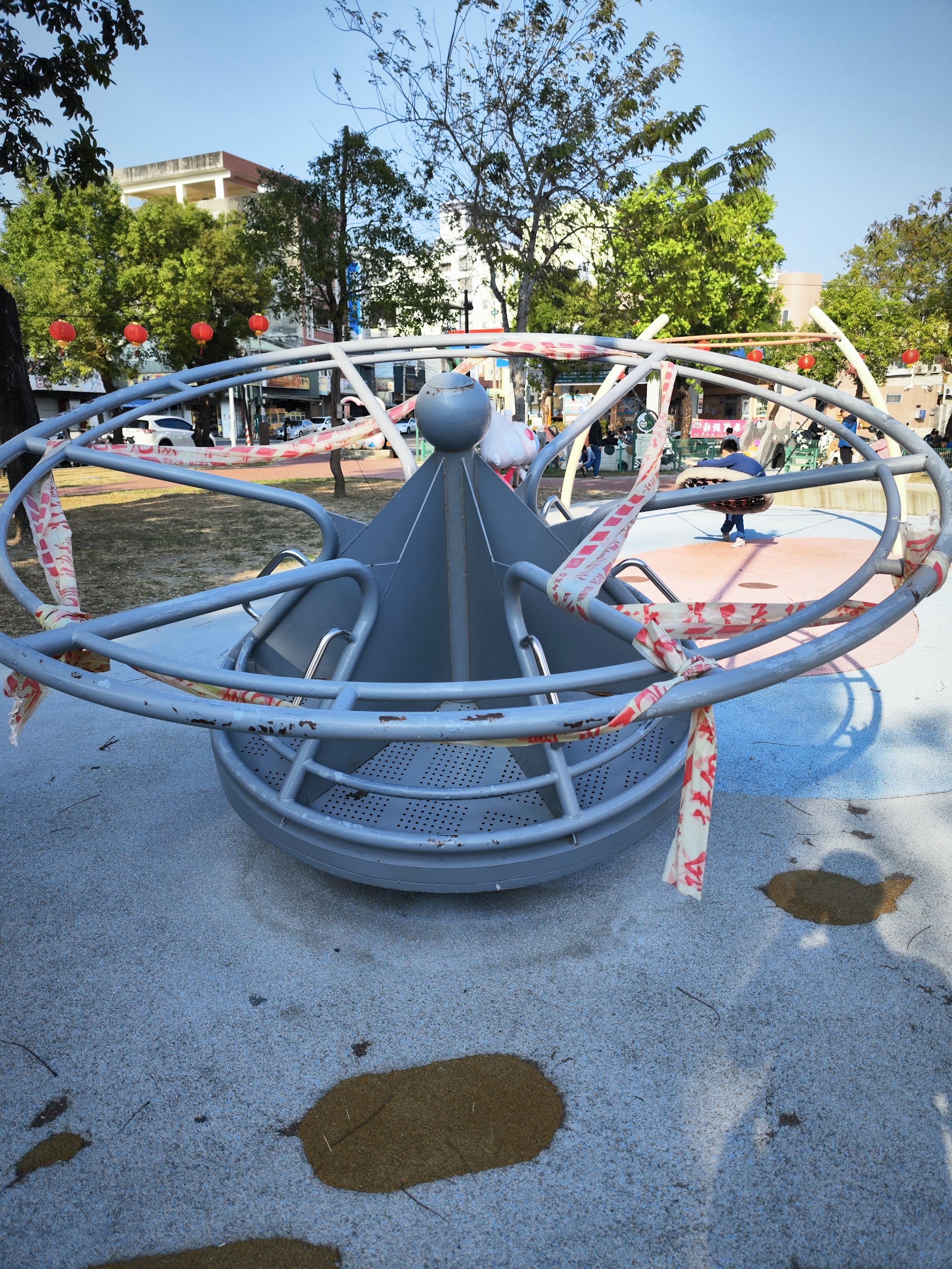 民雄早安公園旋轉遊具纏膠帶暫停使用