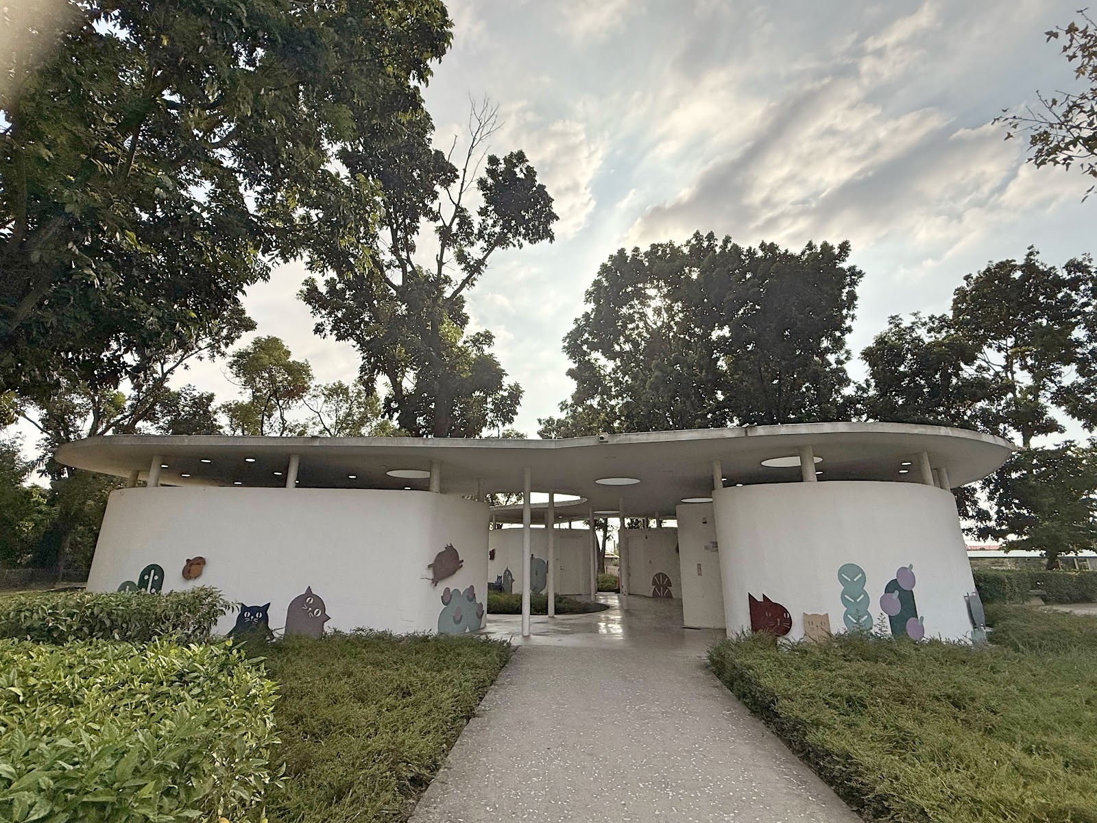 民雄早安公園公廁建築與貓形剪影裝飾