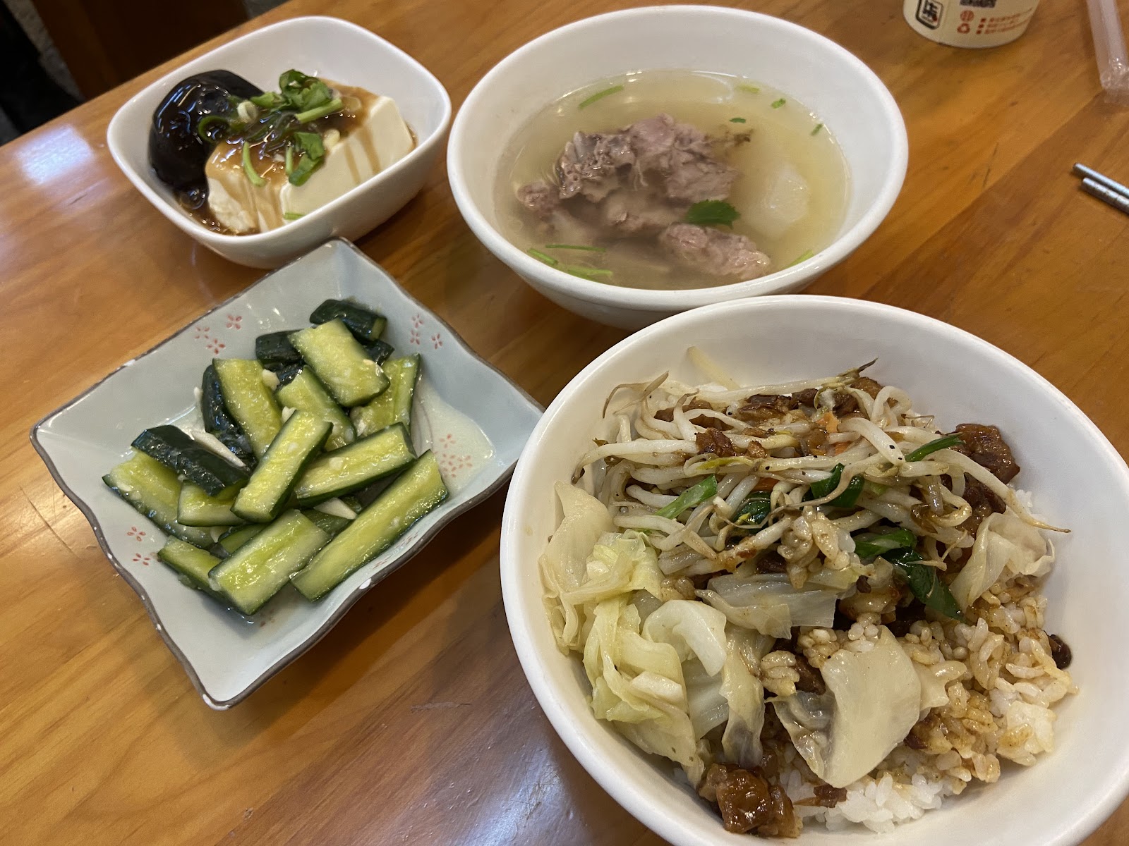 老家肉燥飯四菜一飯合菜桌拍：皮蛋豆腐、排骨湯、涼拌小黃瓜、高麗菜肉燥飯