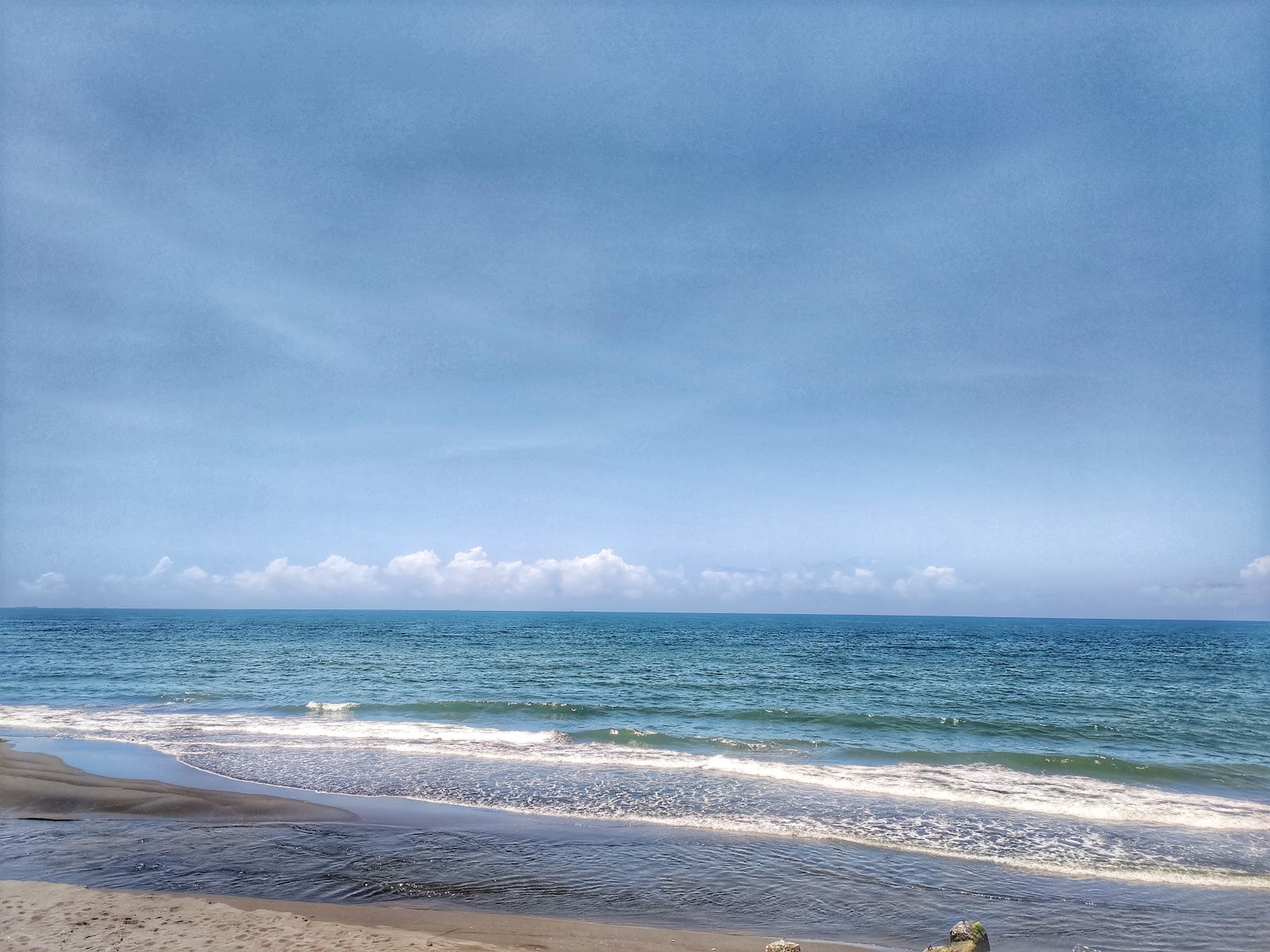 彌陀海堤沙灘海浪藍天白雲