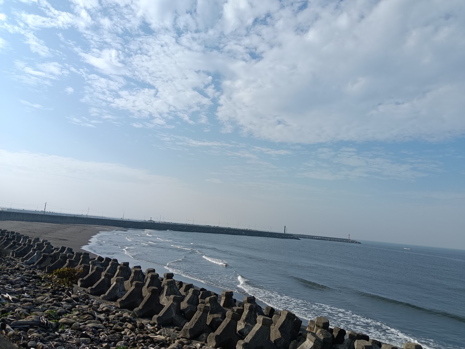 彌陀海堤消波塊堤岸海景，遠方突堤燈塔