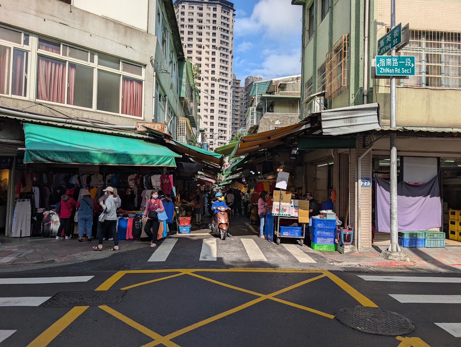 木柵市場入口街景,指南路一段與集英街路牌