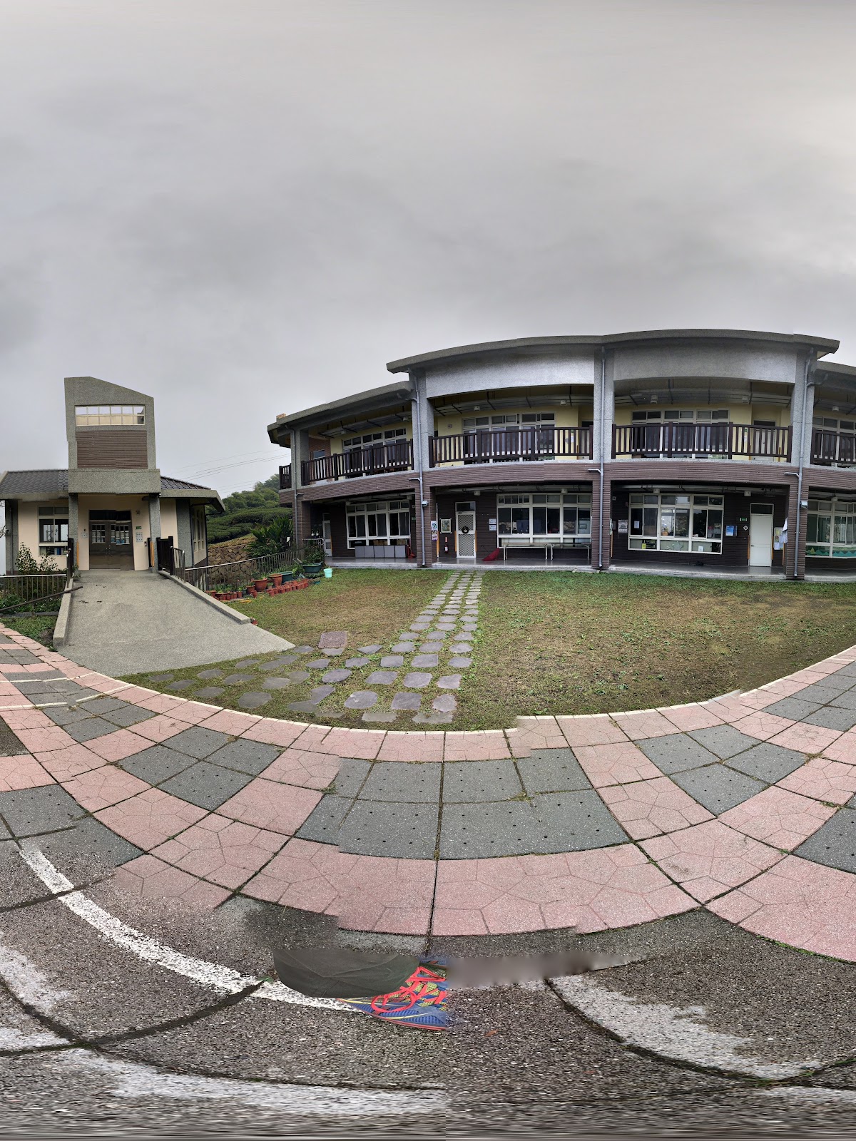 樟湖生態國民中小學校園中庭全景