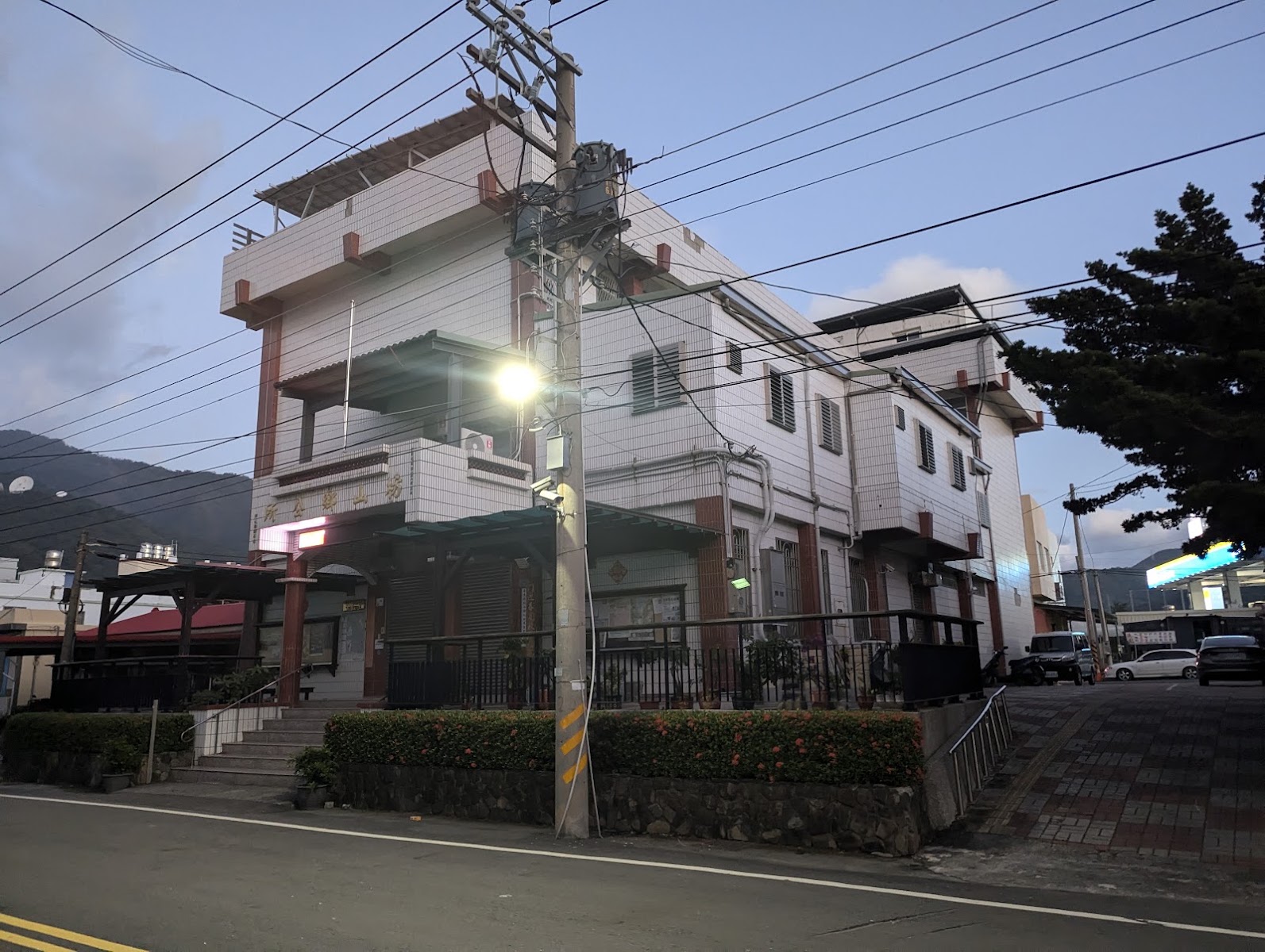 枋山鄉公所建築外觀,暮色下白色磁磚三層樓建築