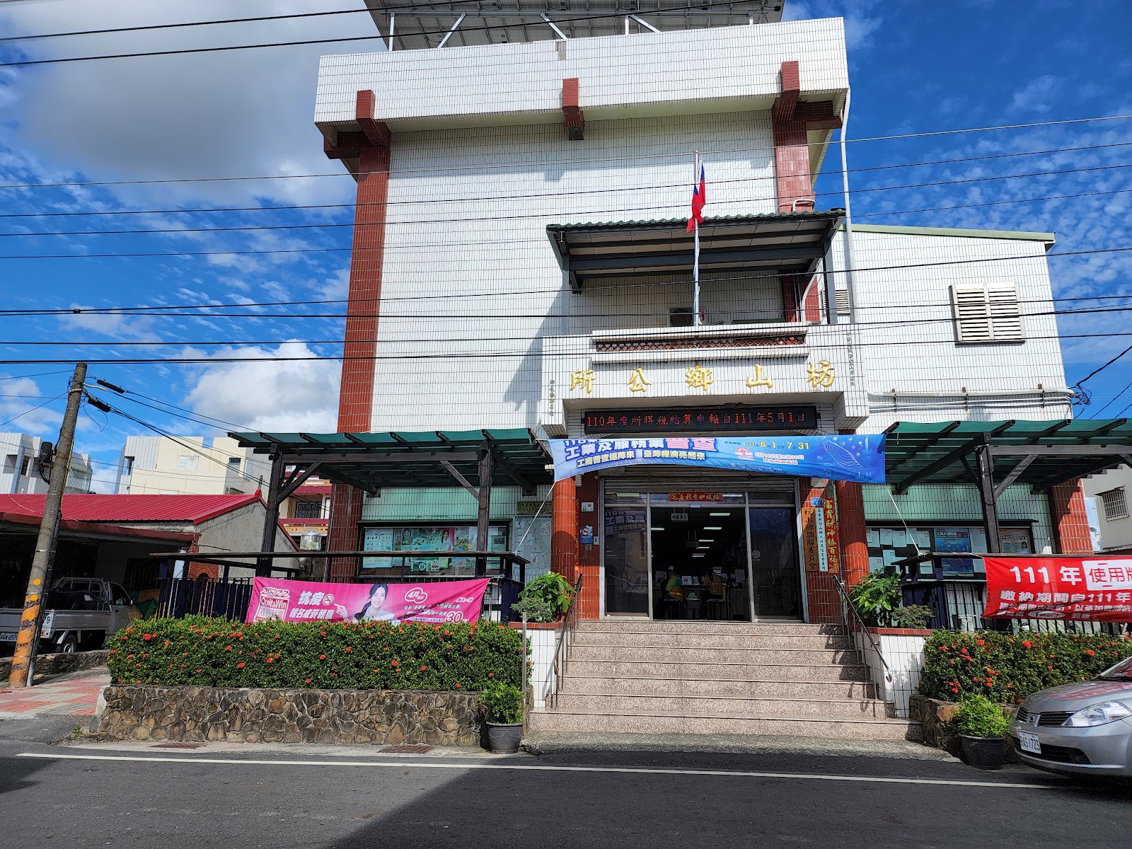 枋山鄉公所日間正面視角,外牆懸掛直式招牌