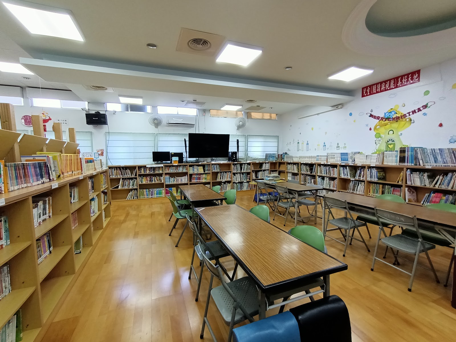 枋山鄉立圖書館兒童閱覽室實景,木質書架與閱讀桌椅