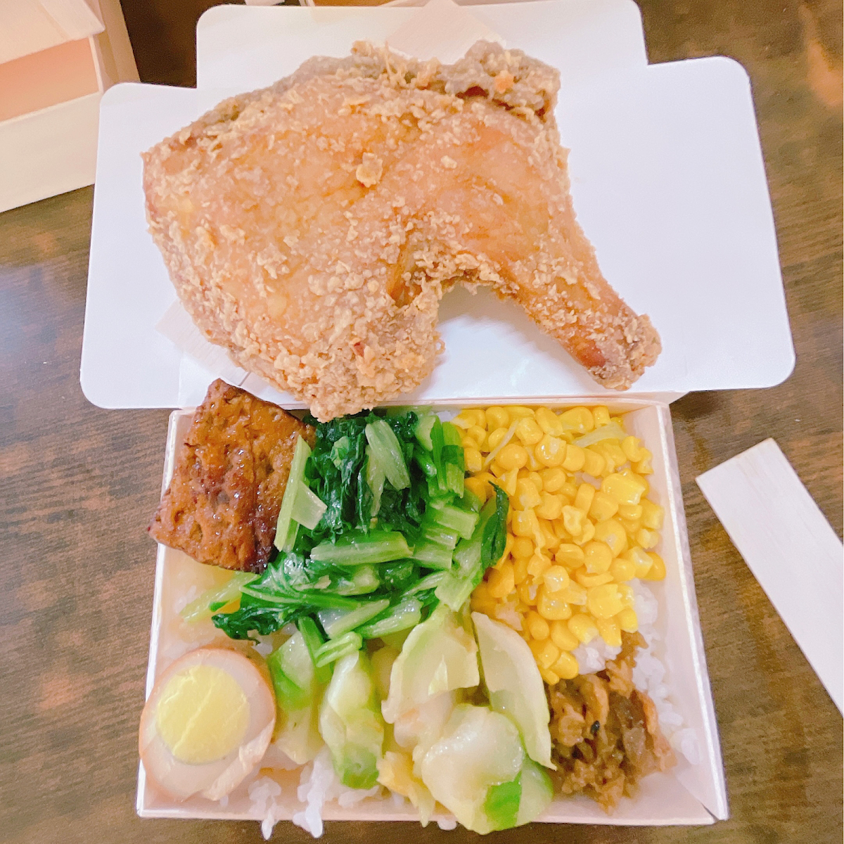 枋山鬍鬚源池上飯包炸雞腿與配菜俯拍