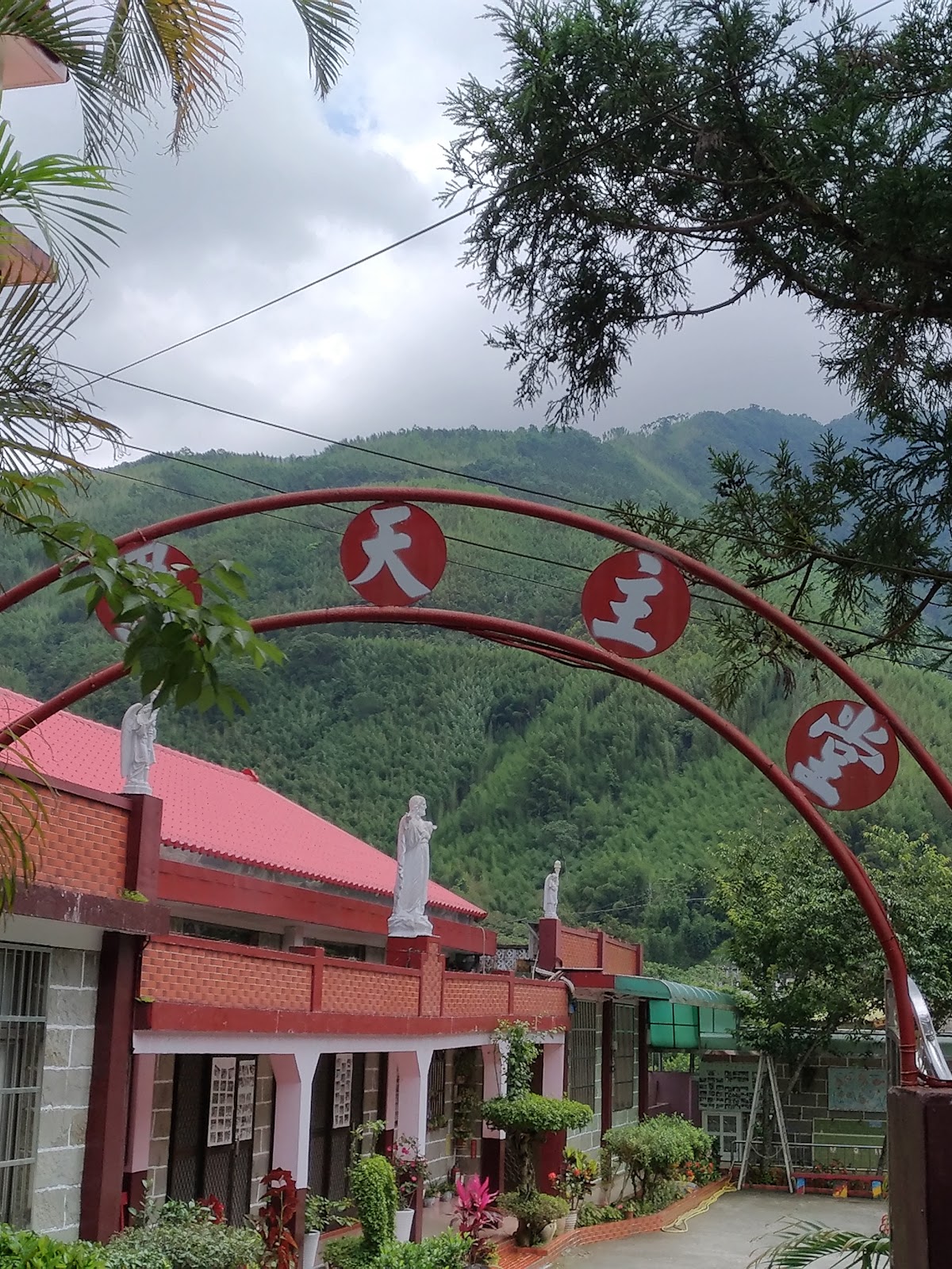 那羅天主堂紅色拱門入口