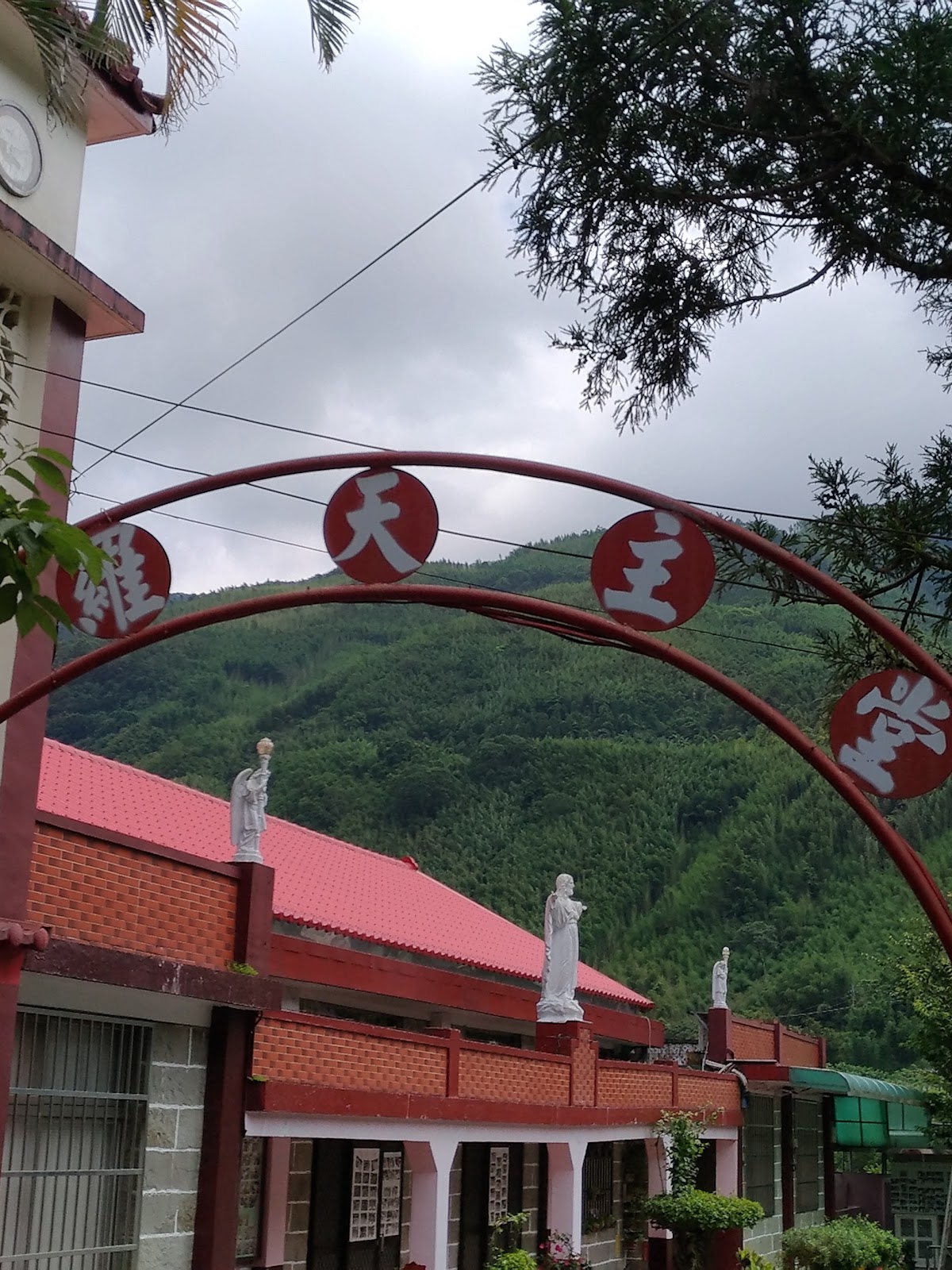 那羅天主堂建築與聖人雕像