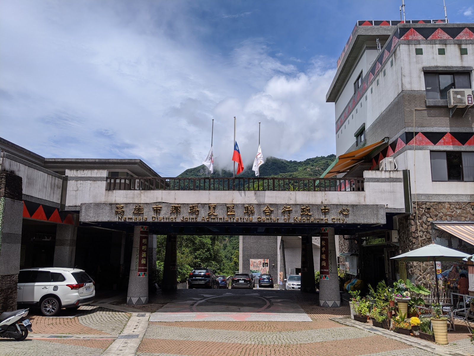 那瑪夏區聯合行政中心門廊入口,原住民圖騰裝飾醒目