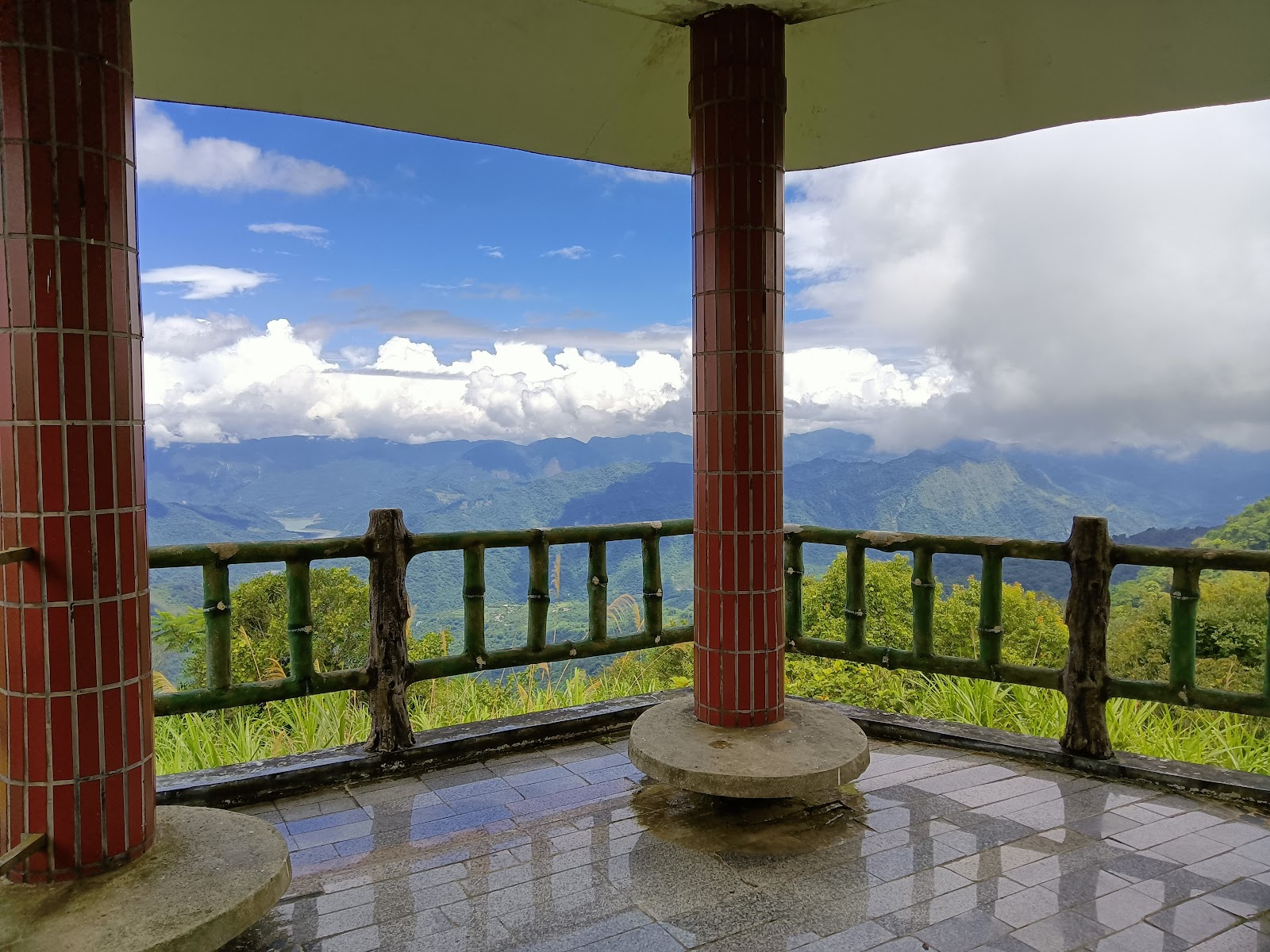 玉打山觀景臺柱廊望出去的層疊山巒與雲海