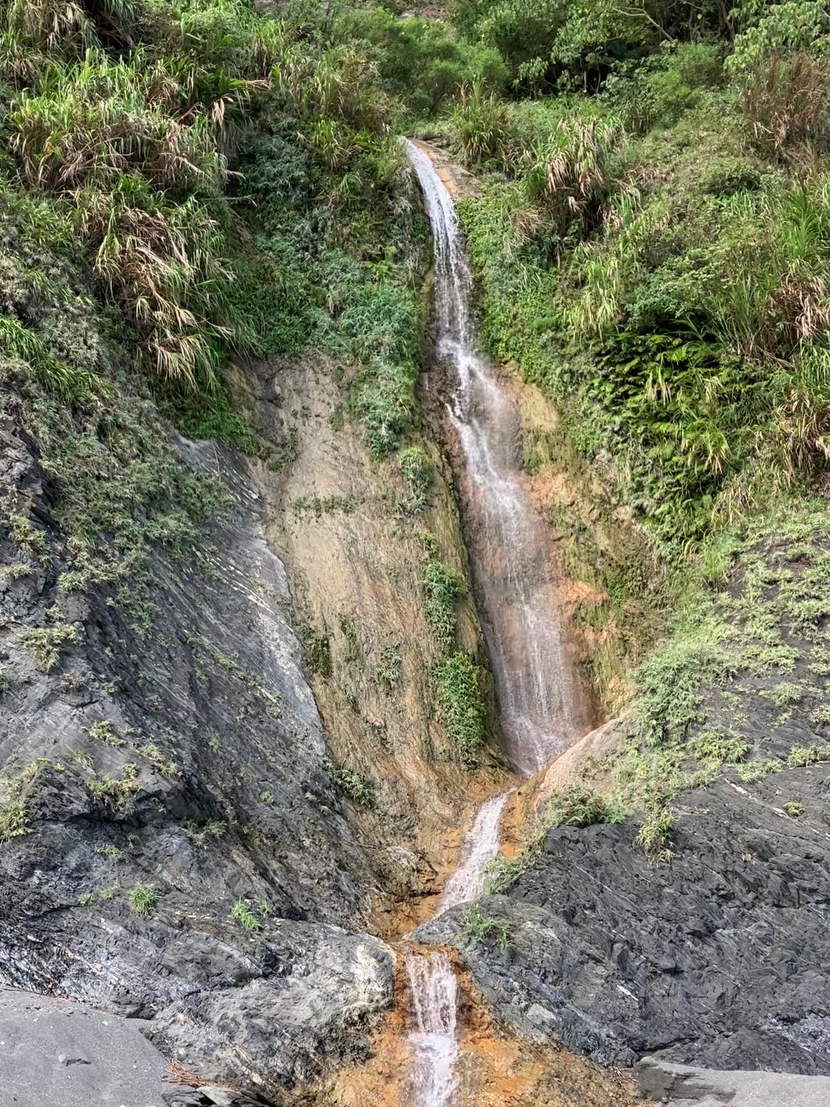 南澳滴水坑瀑布岩壁滲水形成的鐵鏽色瀑布