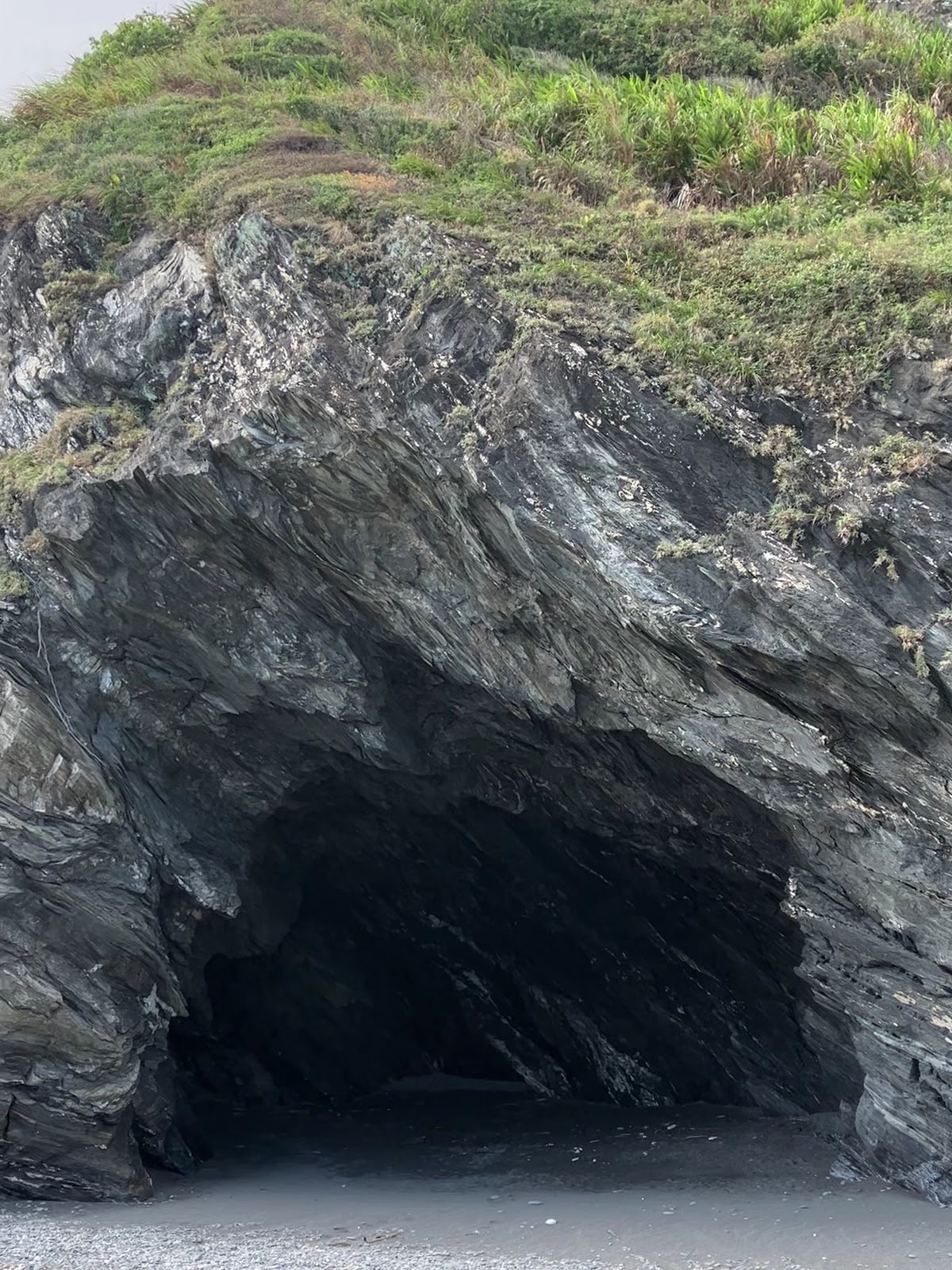 南澳巨大海蝕洞外觀頁岩層理