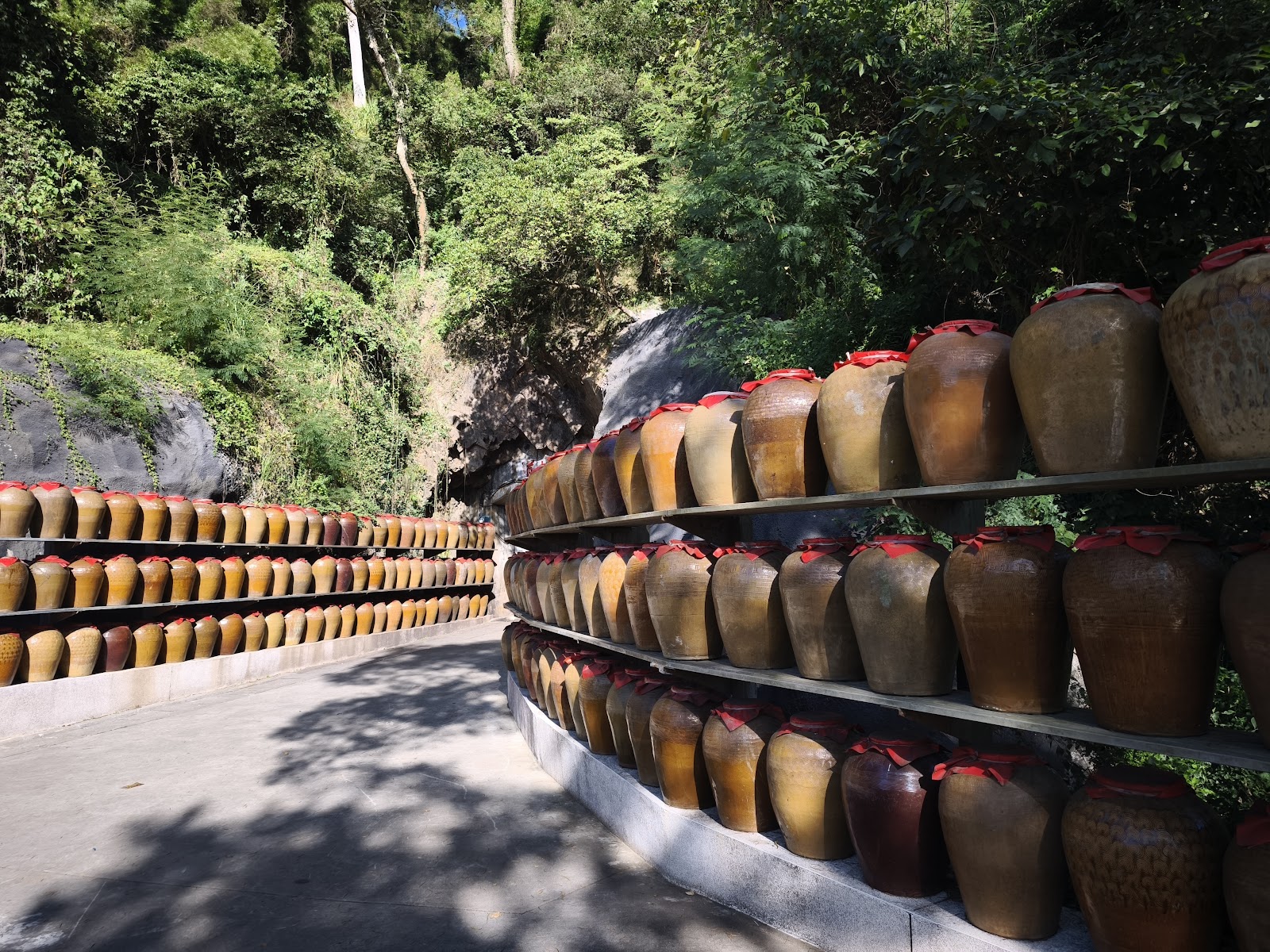南竿八八坑道紅泥封口酒甕排列步道