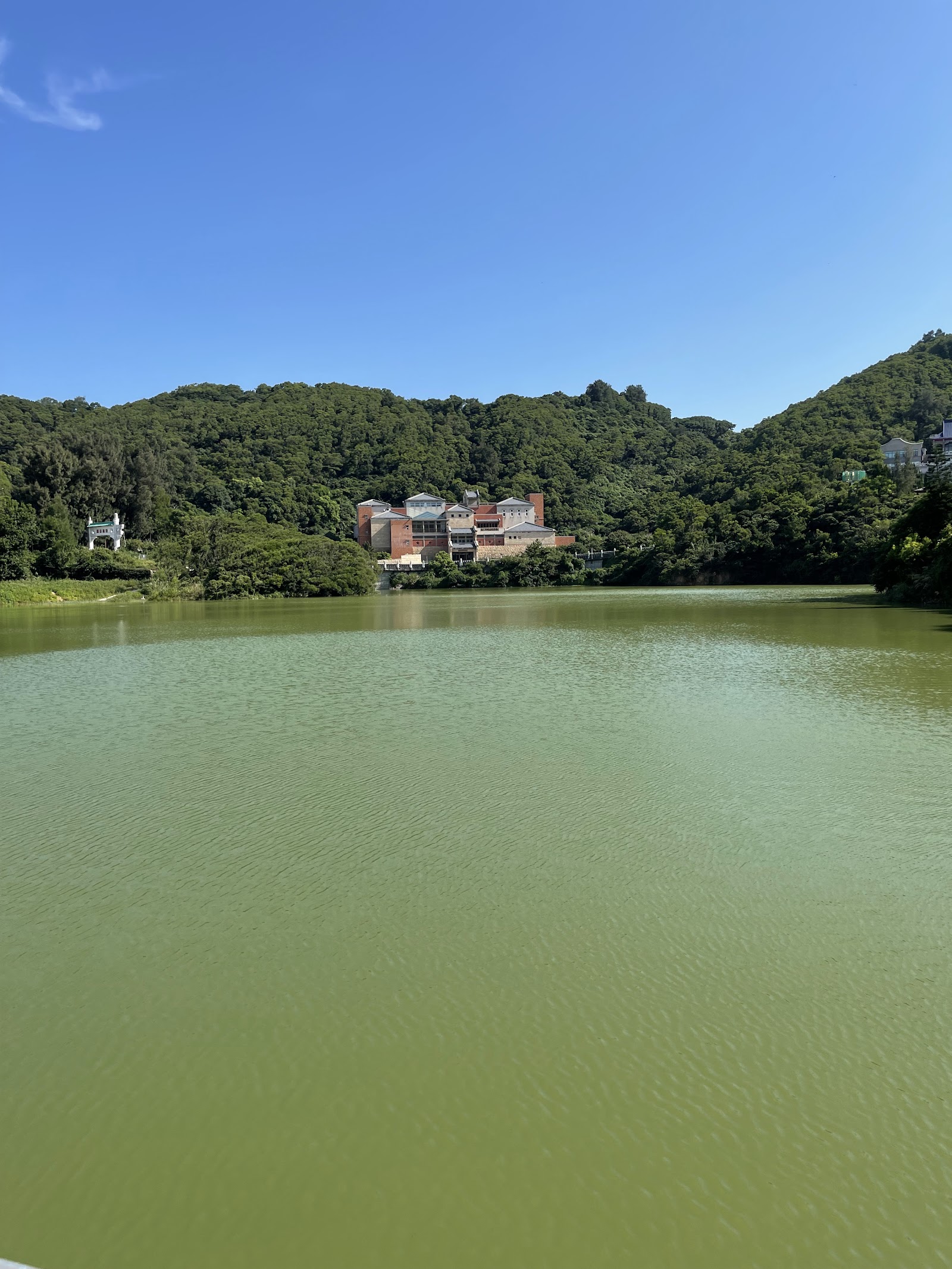 南竿勝利水庫碧綠水面環繞青山