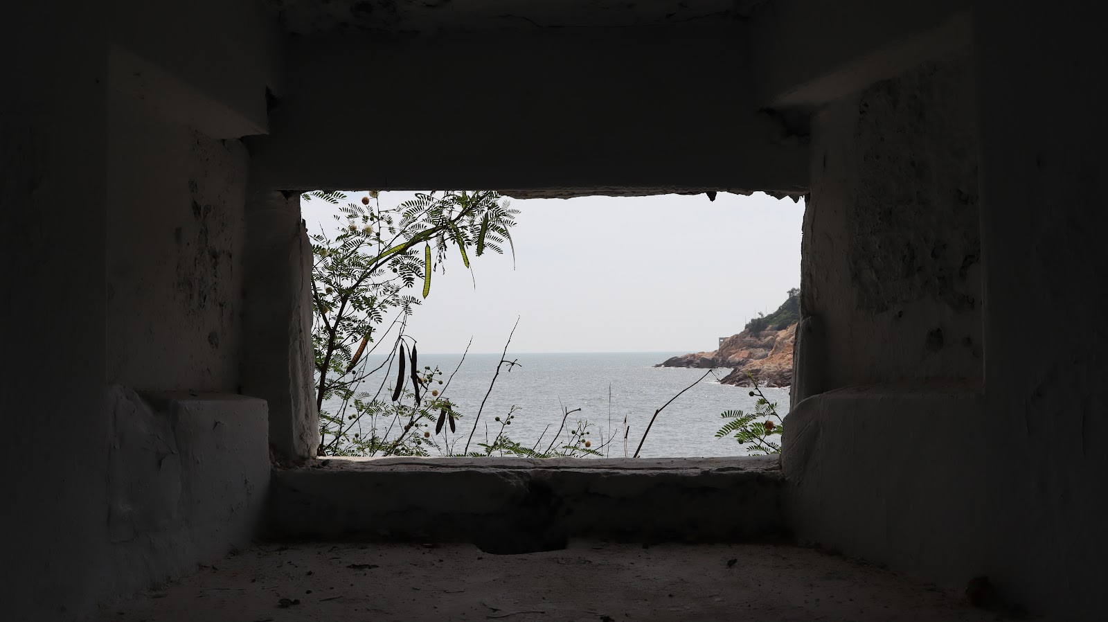 南竿鐵堡碉堡射口望向海面