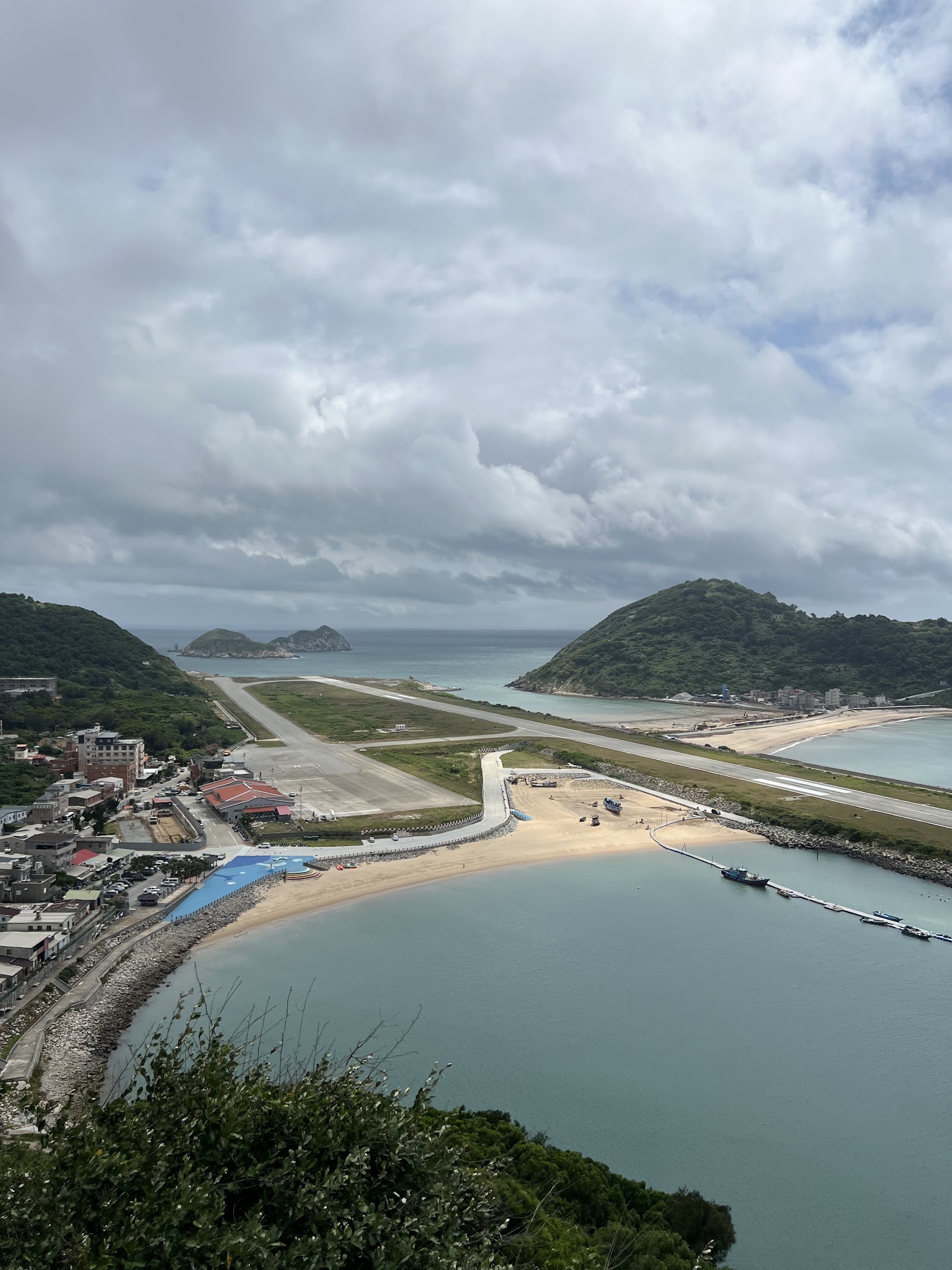 南竿雲台山軍情館山頂俯瞰機場跑道海灣全景