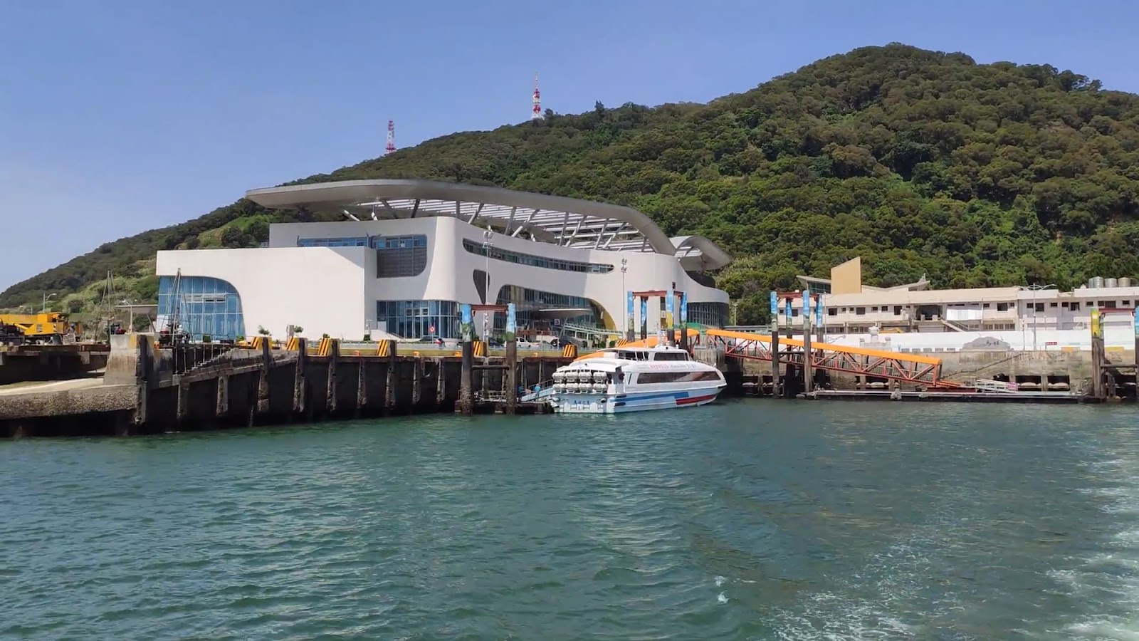 南竿福澳港全景，船隻停泊，背山景色
