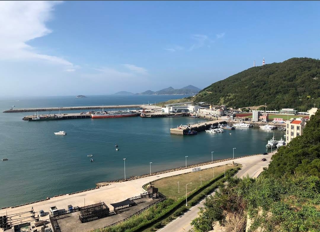 南竿福澳港高處俯瞰，碼頭與海灣全景