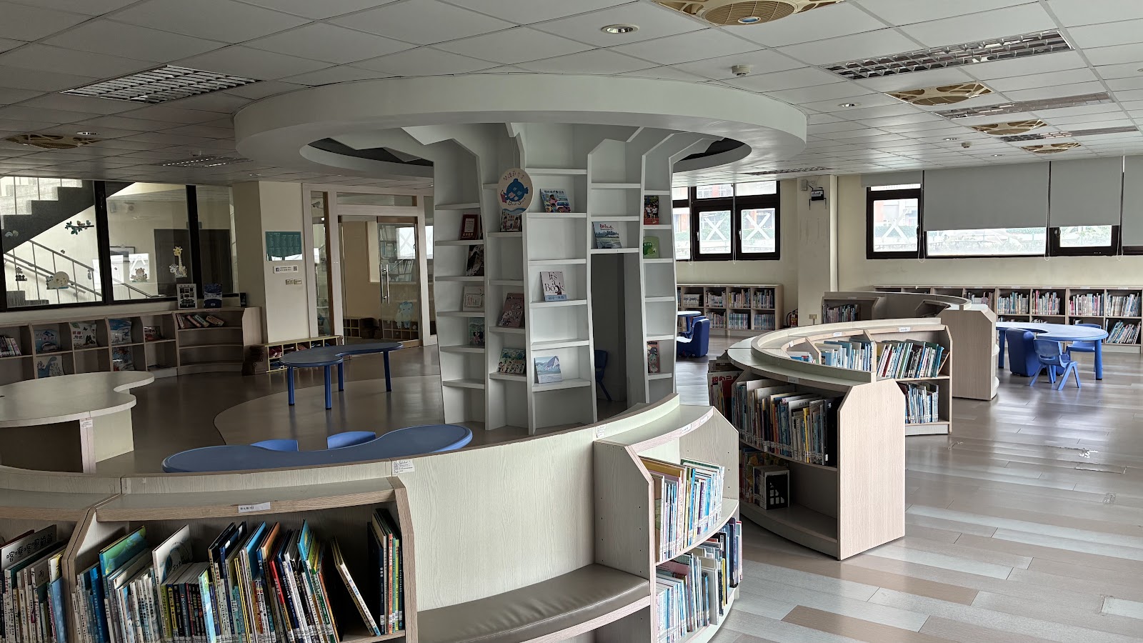 馬祖圖書館館內閱覽區，圓形書架與兒童閱讀區