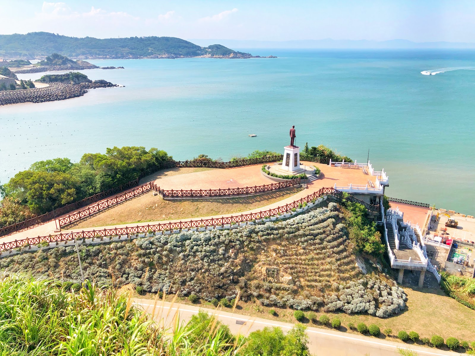 枕戈待旦紀念公園空拍，蔣公銅像立於岬角，海岸線湛藍海水