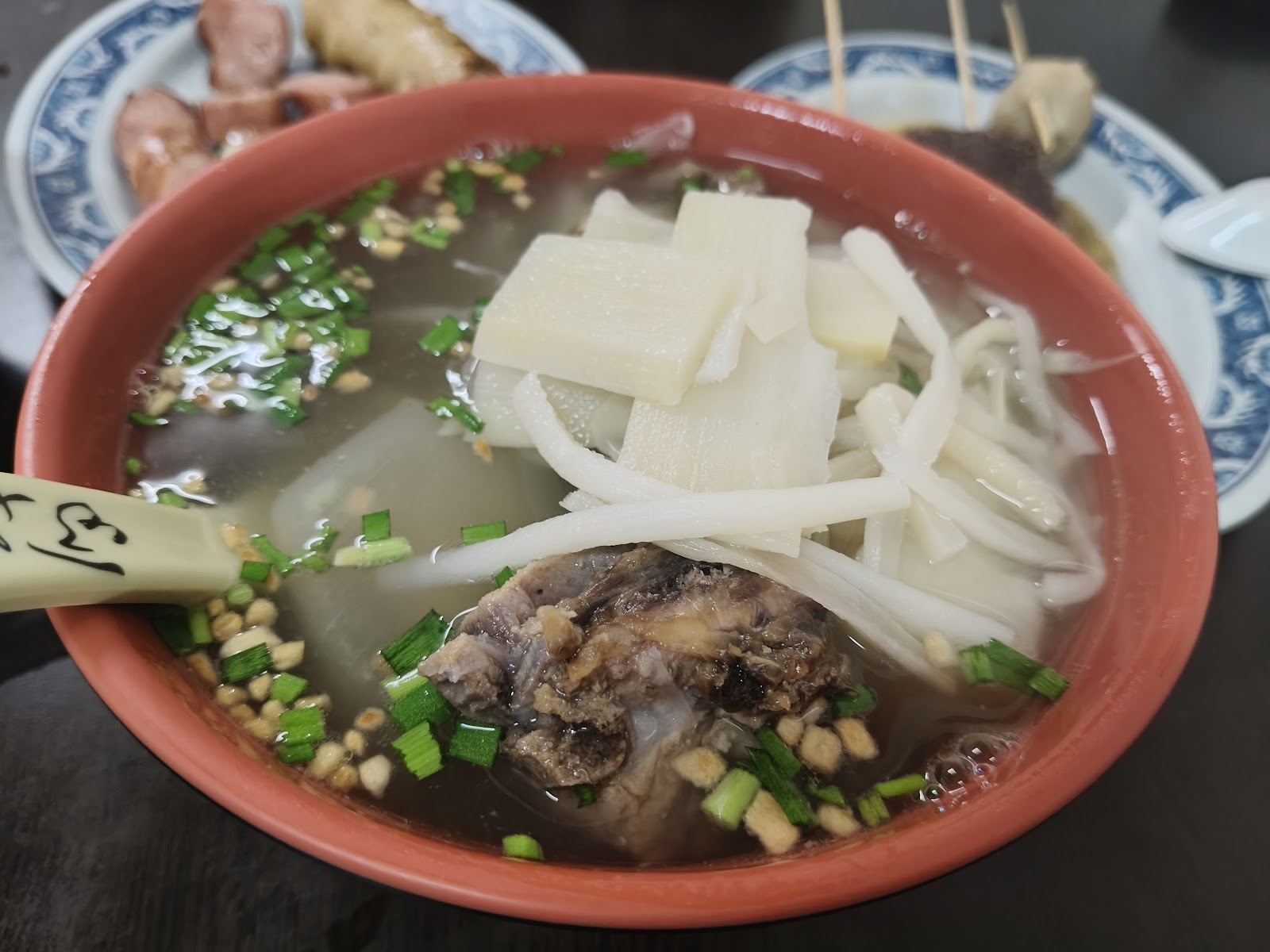 錢記大腸香腸的筍絲排骨湯，湯頭清澈配料實在