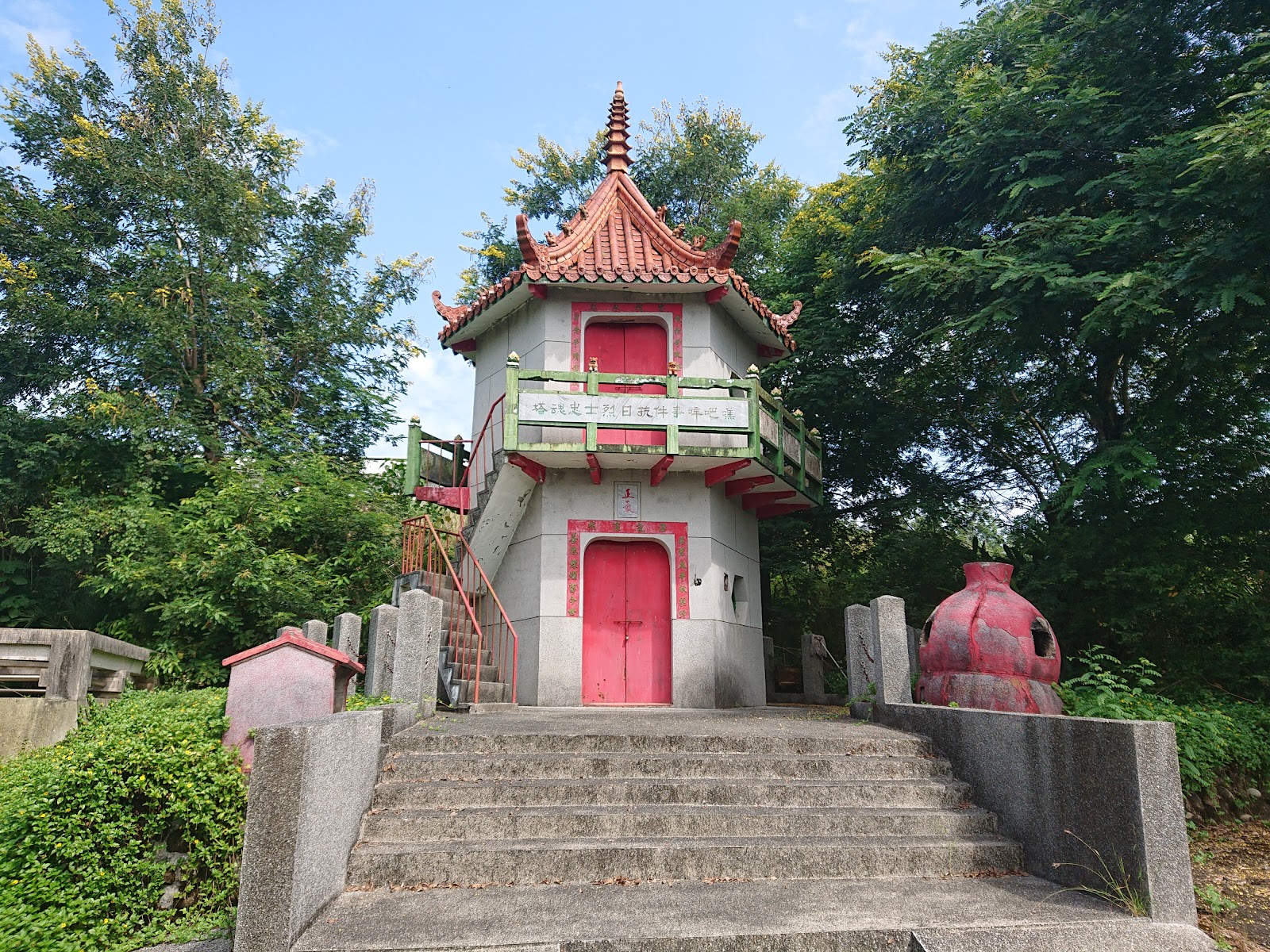 噍吧哖起義抗日烈士紀念碑紅瓦六角塔式建築正面全景