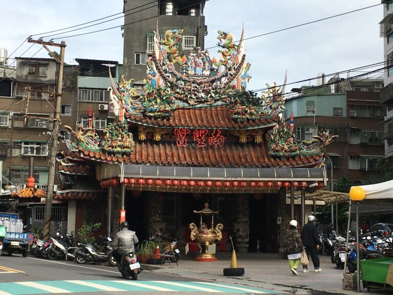 三重南聖宮廟宇外觀彩繪屋脊雙龍剪黏全景