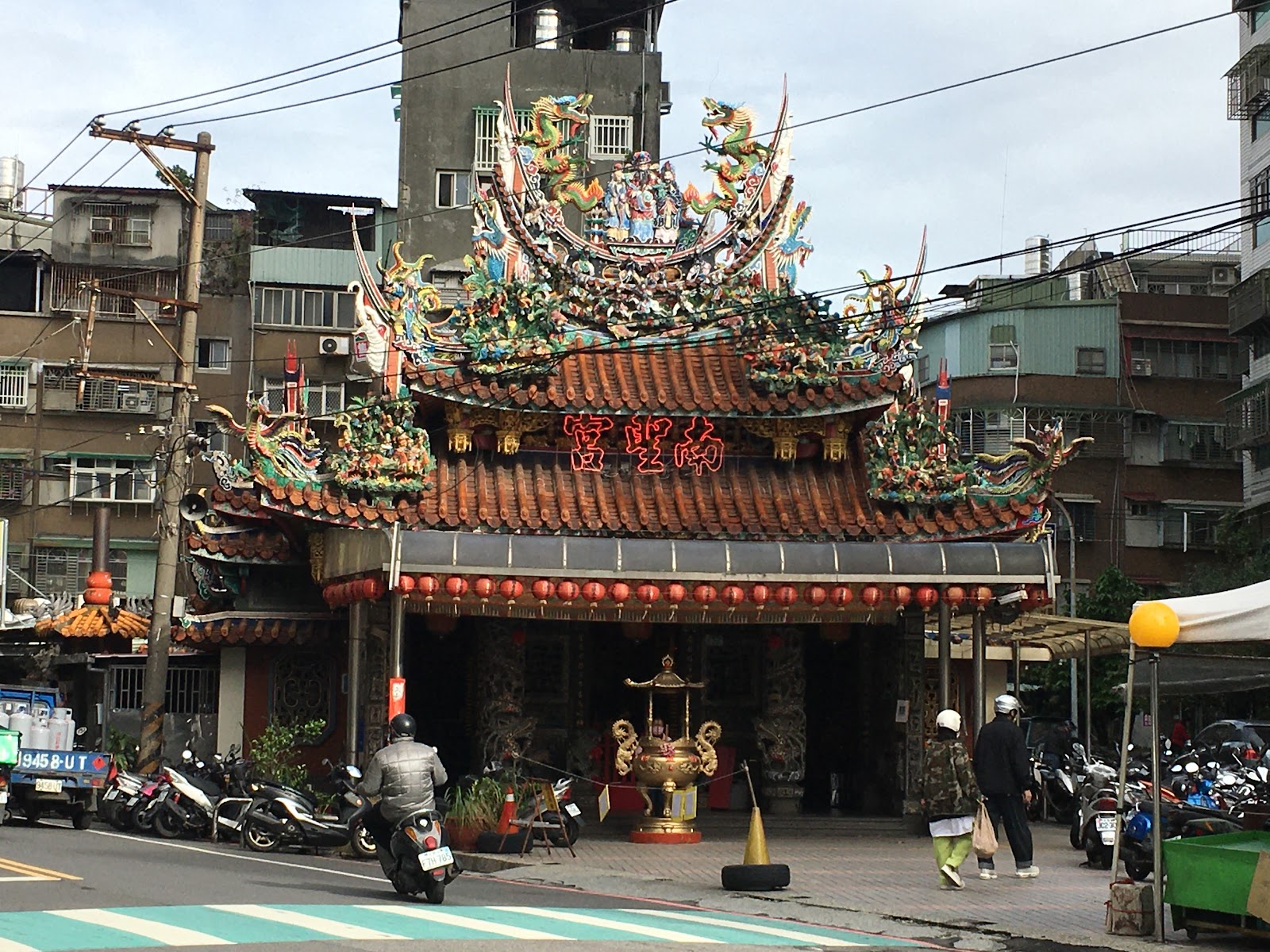三重南聖宮廟宇外觀彩繪屋脊雙龍剪黏全景