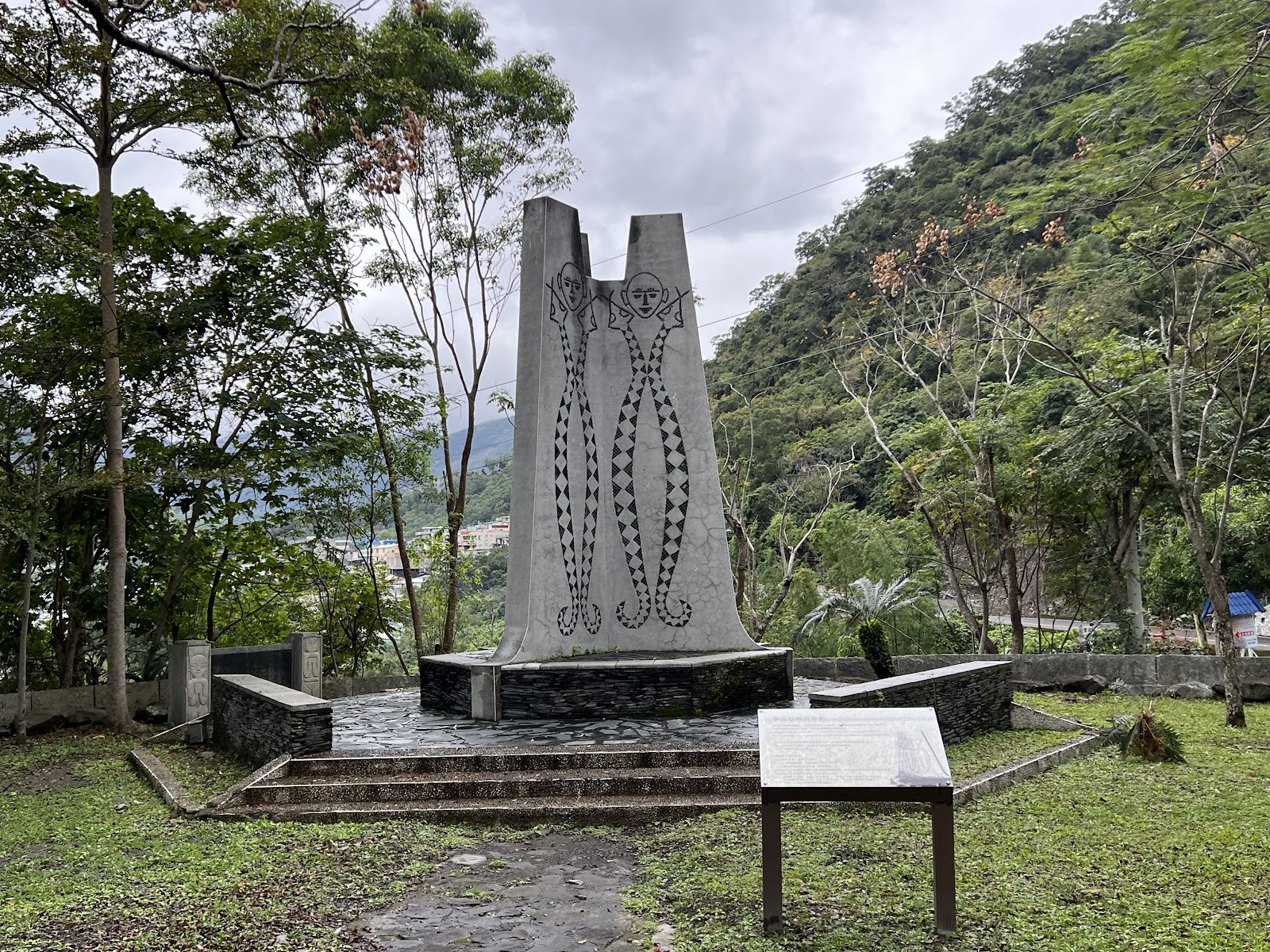 南田人文景觀觀景台排灣族石雕紀念碑