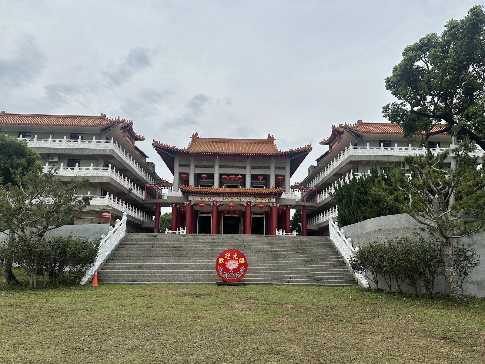 慈航宮正殿遠景與歡迎光臨立牌