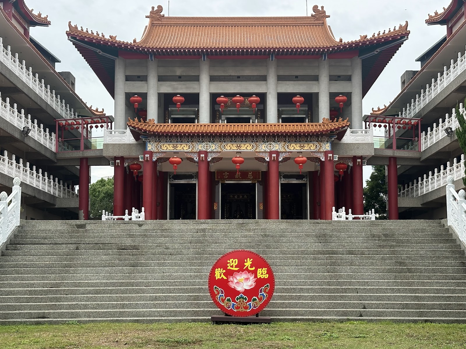 慈航宮正殿近景階梯與紅燈籠