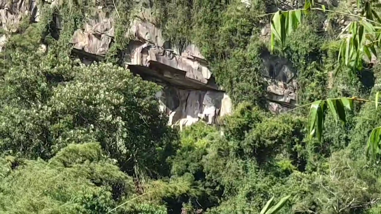 北港溪佛石窟山壁崩落風化後形成佛像輪廓的奇特石窟景觀