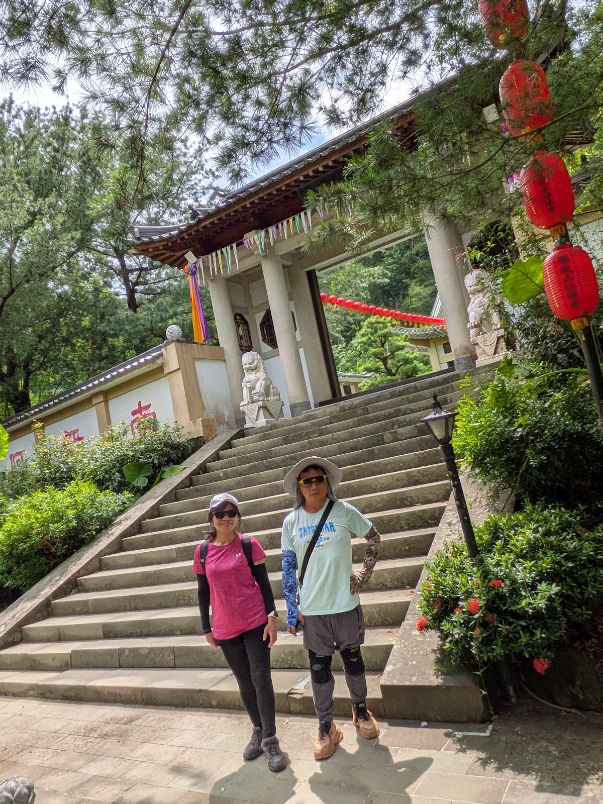 禪機山仙佛寺山門牌樓石獅與紅燈籠