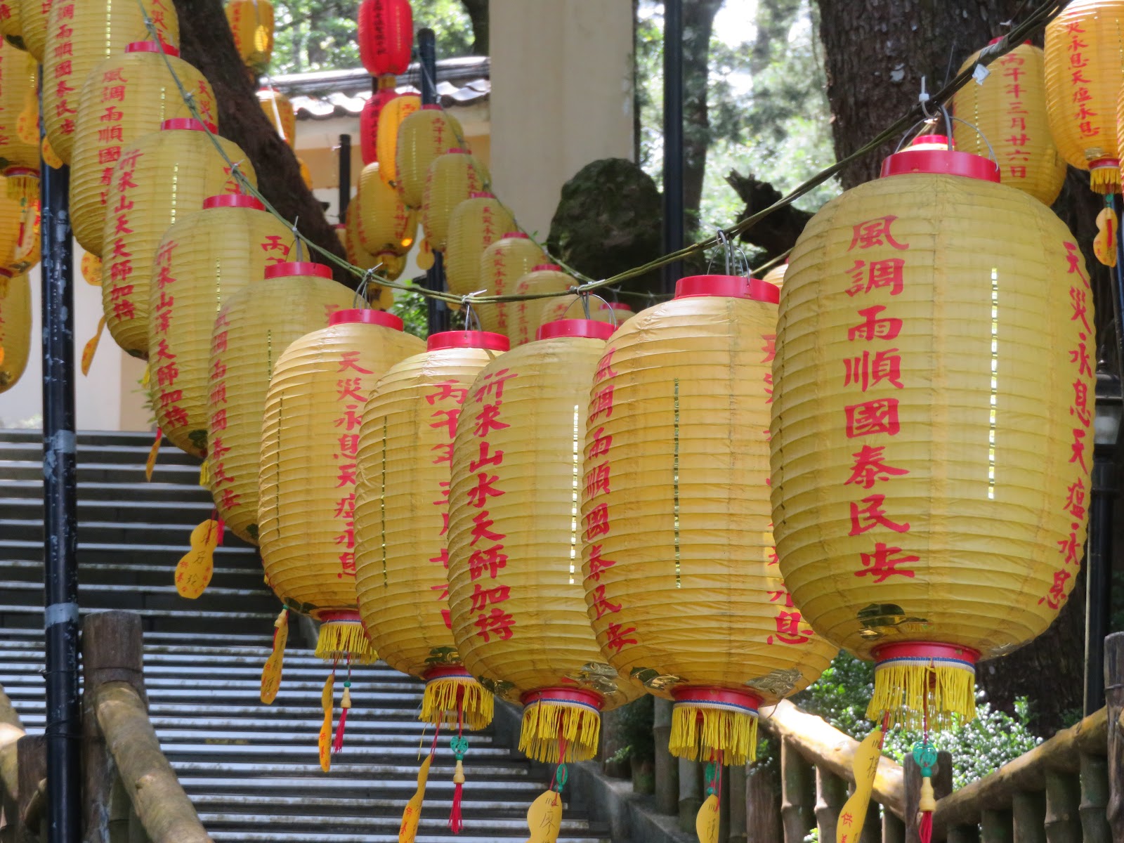 禪機山仙佛寺黃色燈籠寫著風調雨順國泰民安