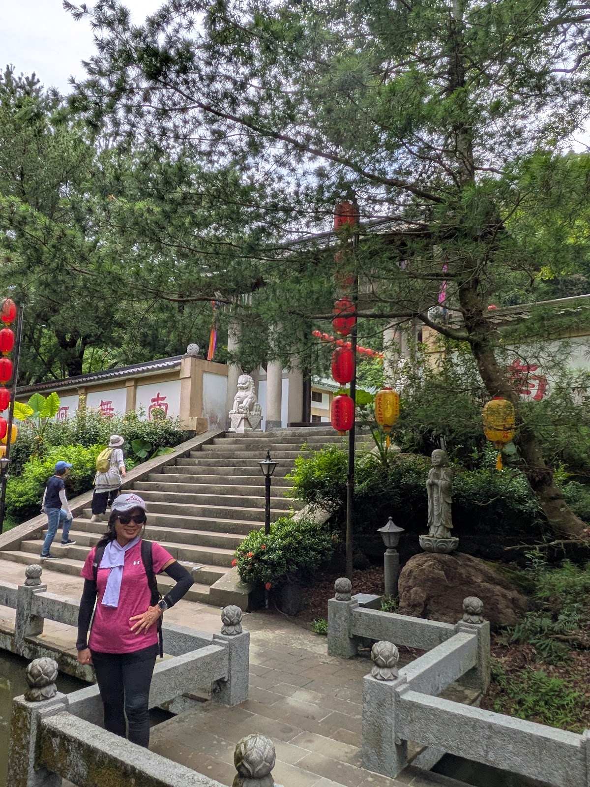 禪機山仙佛寺石階參道兩側石雕與紅燈籠