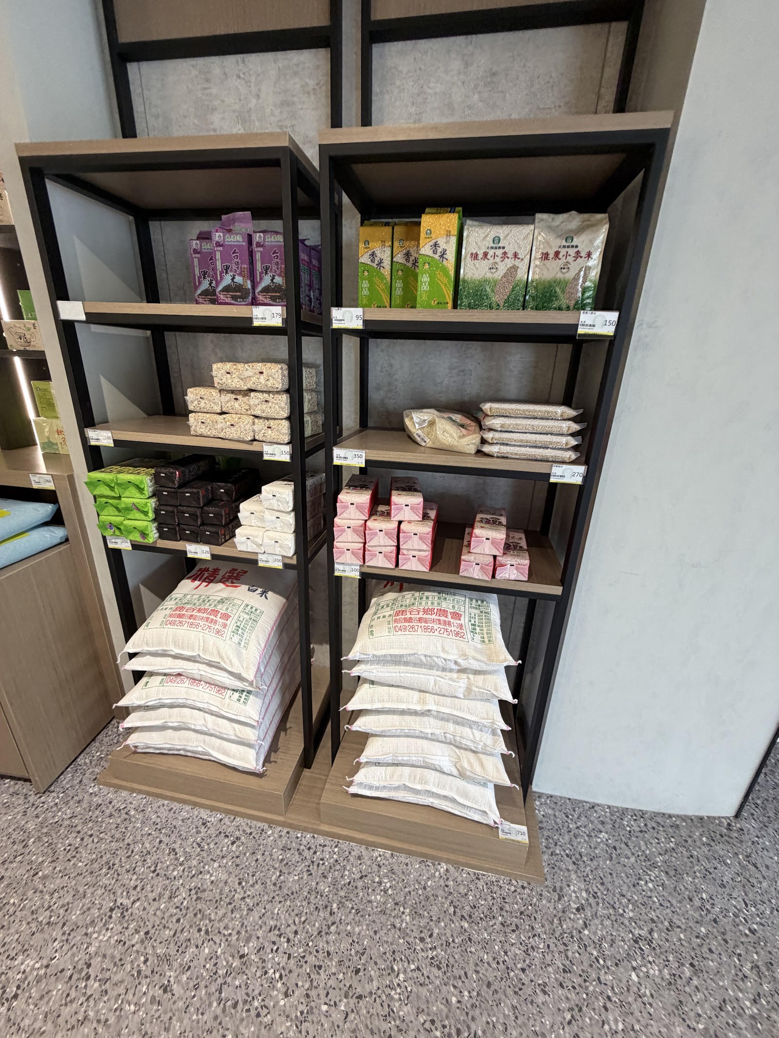 鹿谷鄉農會茶業文化館內商品展售區,茶葉米食特產陳列架
