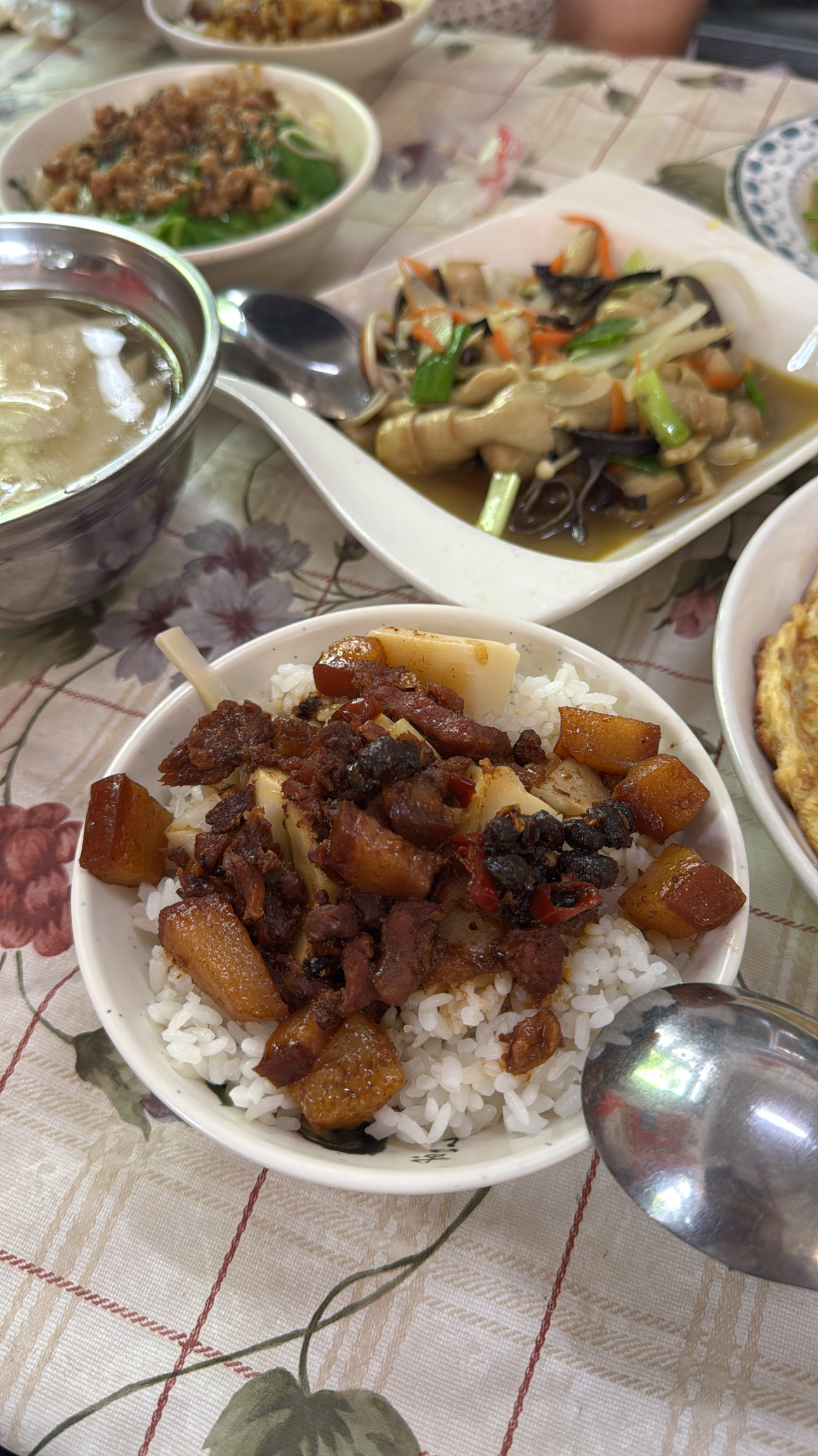 嘉鄉小吃店招牌滷肉飯搭配多道小菜,花布桌巾