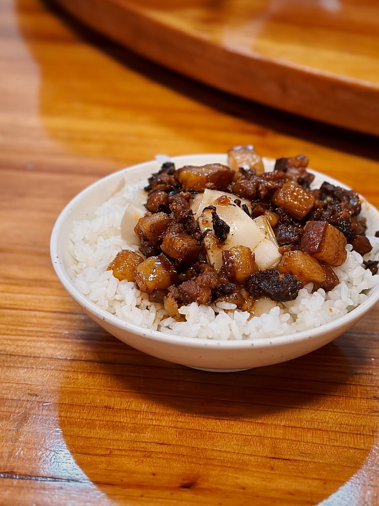 嘉鄉小吃店滷肉飯特寫搭配滷蛋,木桌質感