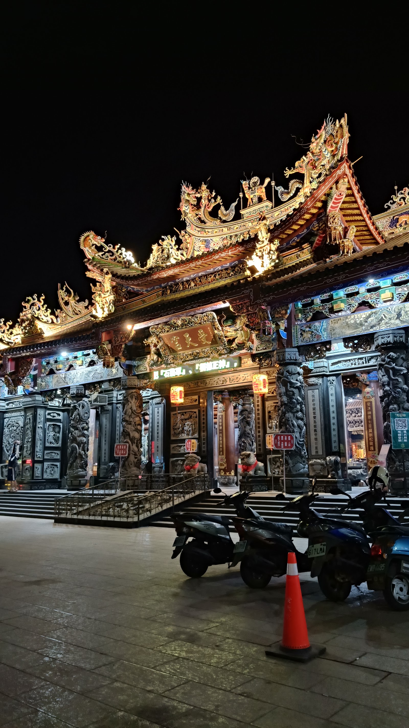 南投名間松柏嶺受天宮夜景,廟宇飛簷龍雕與紅燈籠
