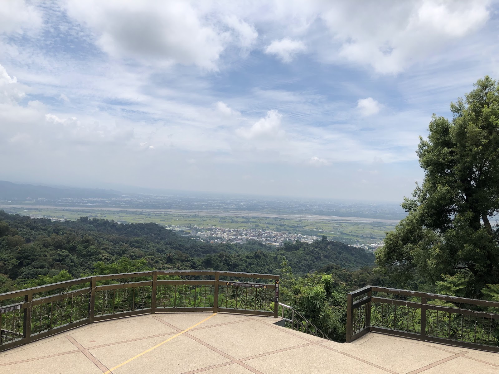 天受宮石碑矗立廟口黃昏街景