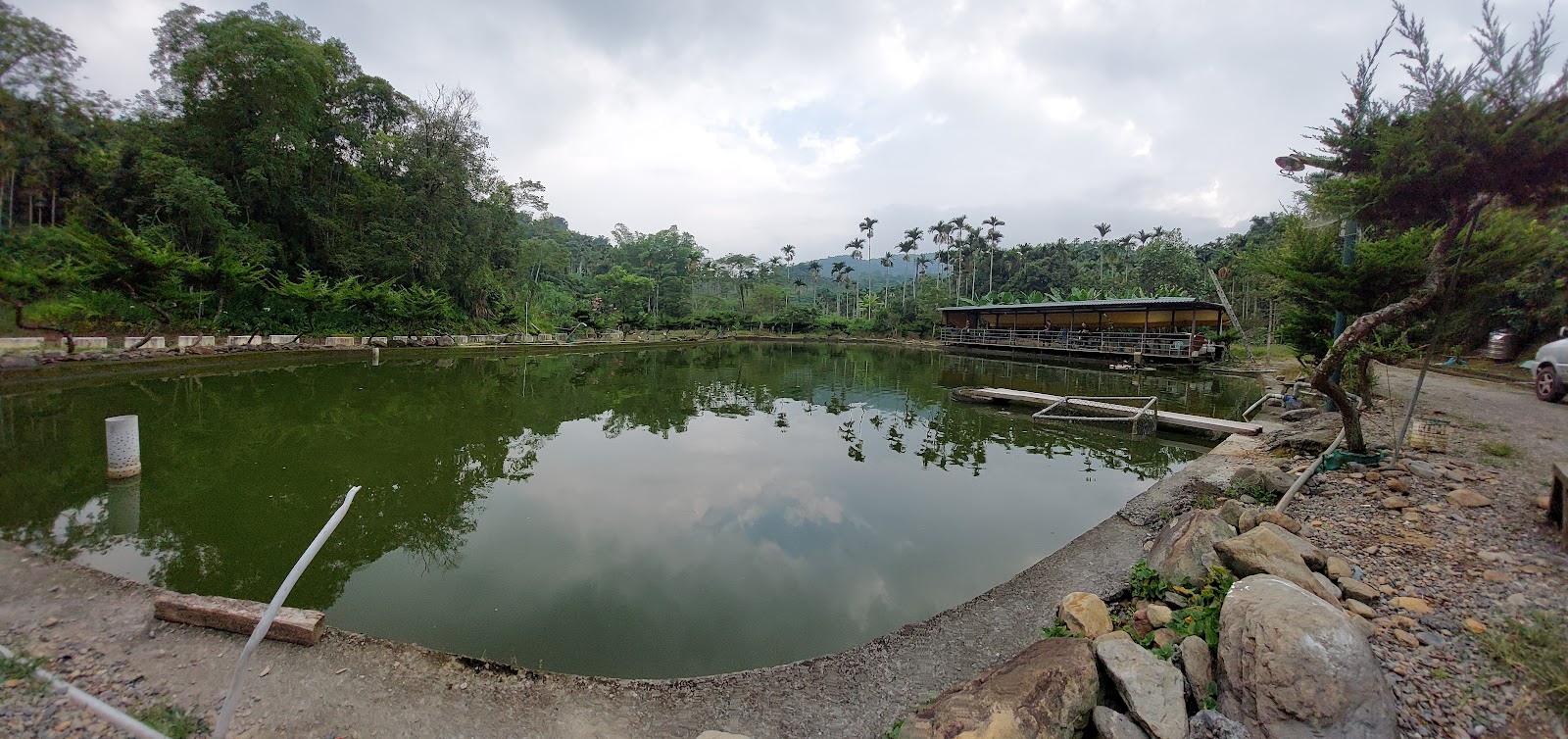 大雁休閒農業區魚池全景