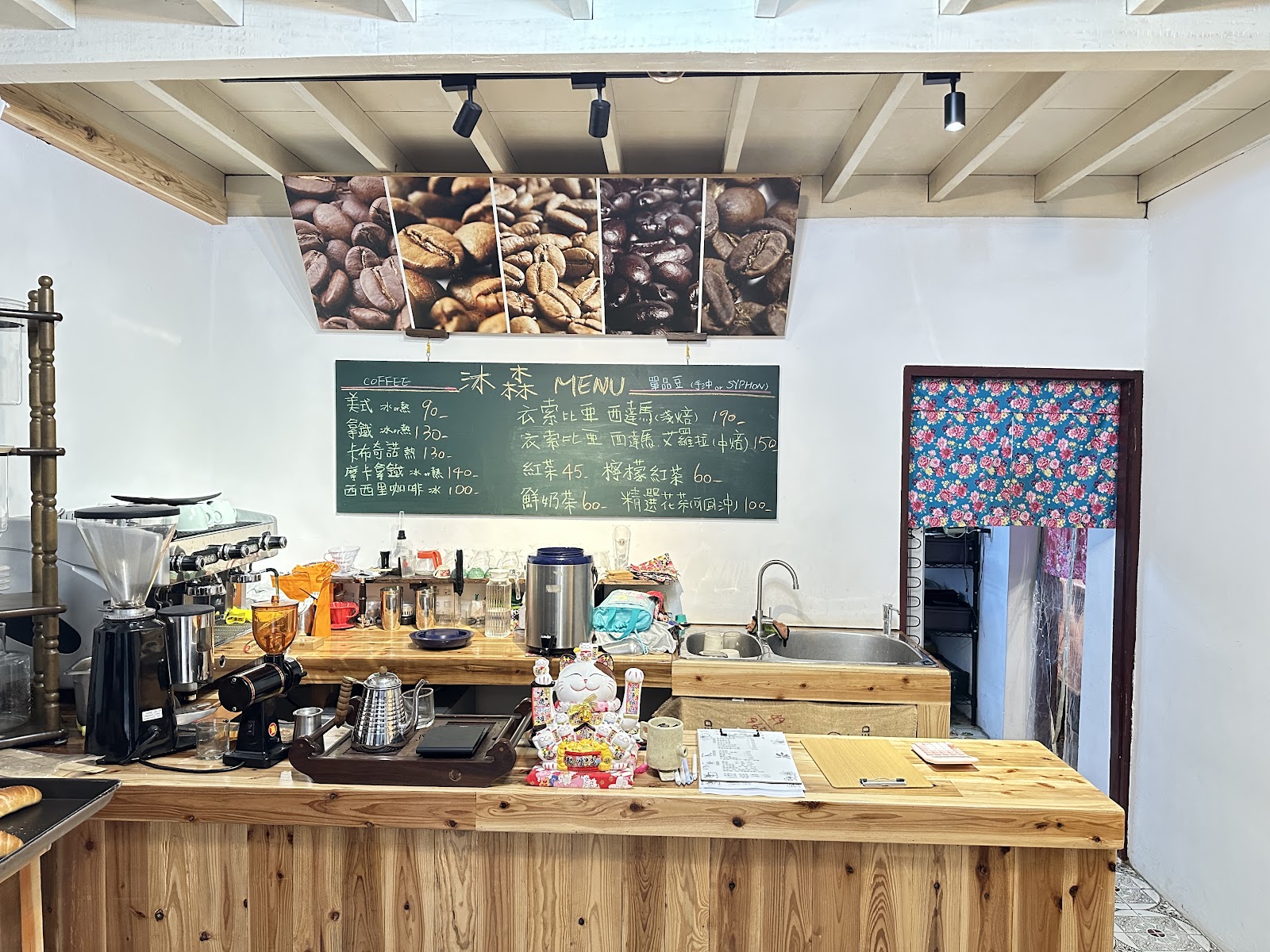 沐森咖啡麵包店咖啡吧台