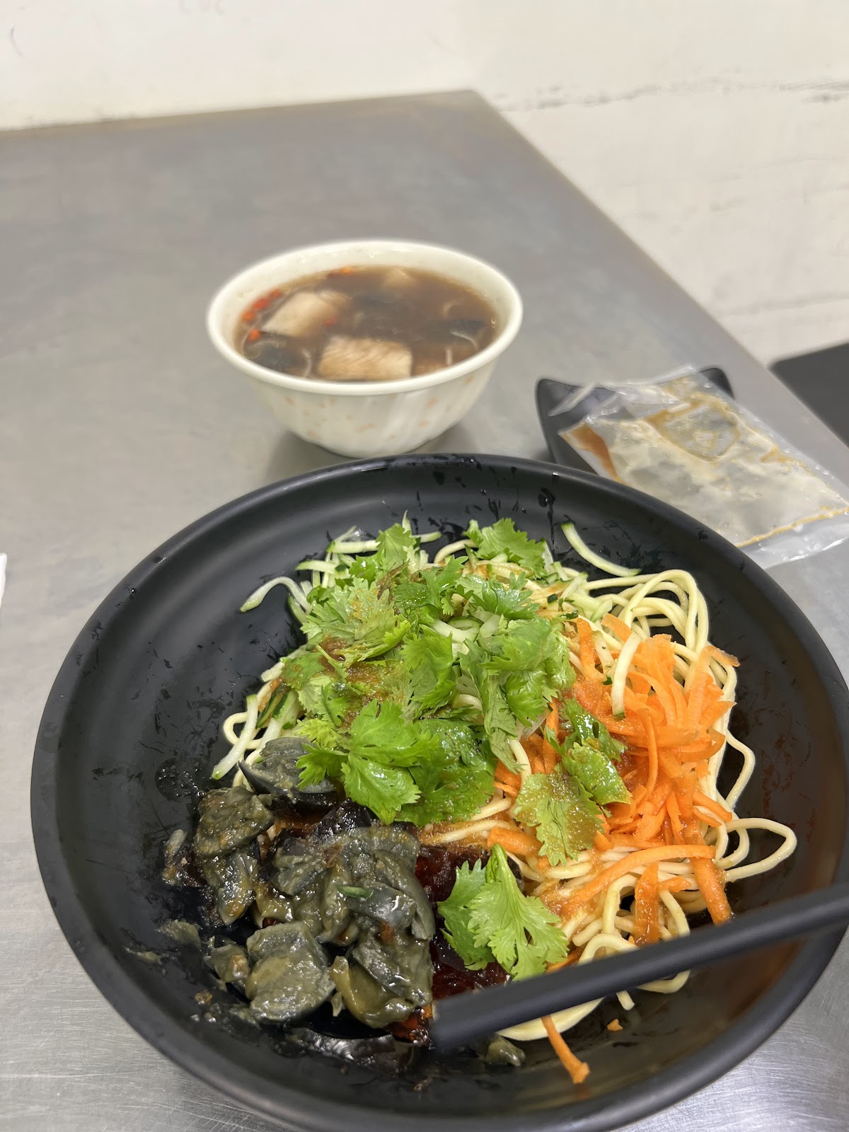 白師傅食堂竹山總店皮蛋香菜涼麵與虱目魚皮湯