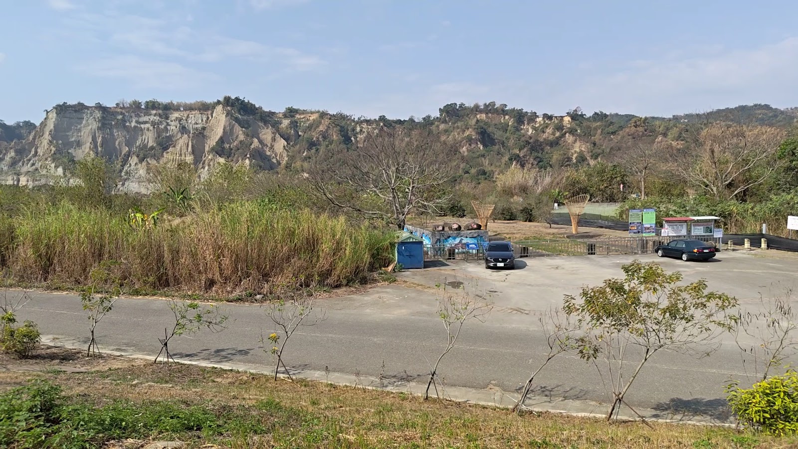 竹山小黃山風景區入口停車場與遠處惡地山壁