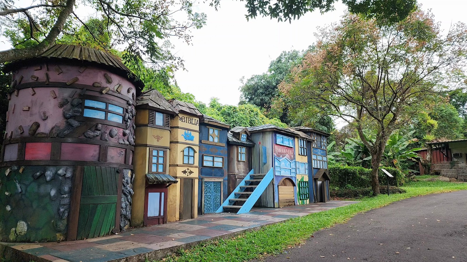 海盜村景觀彩繪園區童話風彩繪小屋外觀