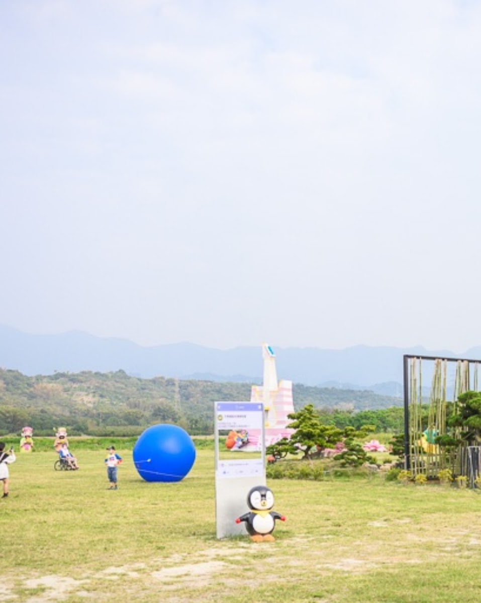 芒果農創玫瑰綠柏園觀光工廠 - 園區內大片草地與遠山景色,不時有親子在此散步玩耍