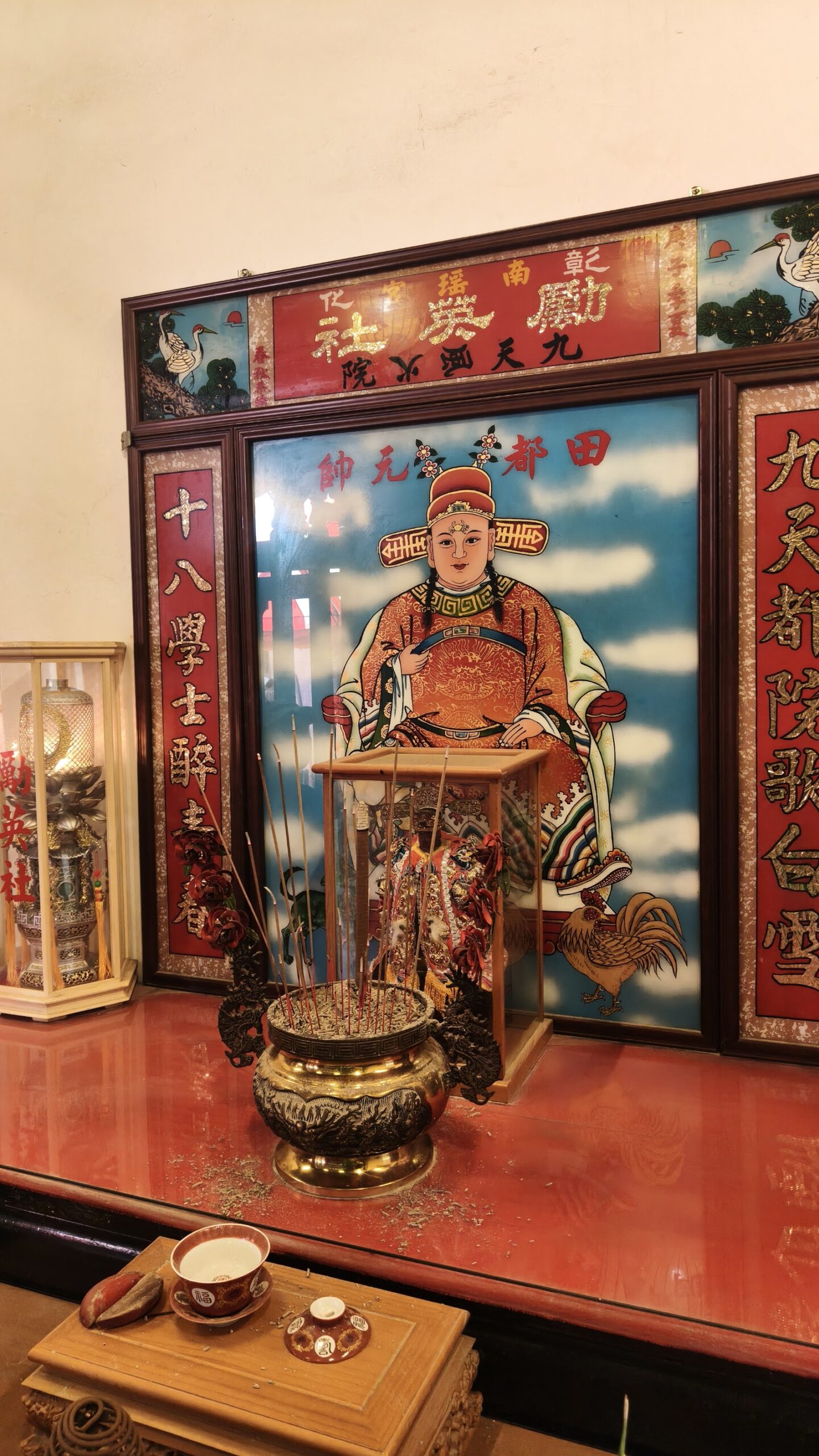 南瑤宮廟內神龕特寫,彩繪門神田都元帥畫像